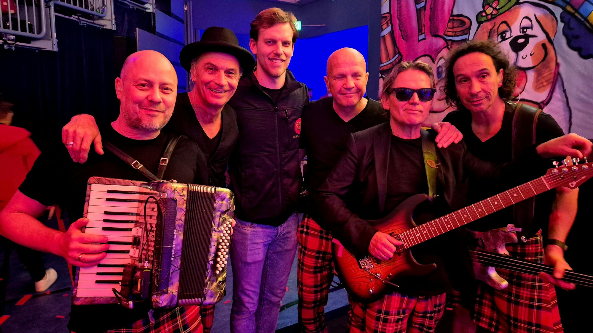 Brings hinter der Bühne bei Arena Alaaf in der Schwalbe-Arena, mit Veranstalter Jürgen Berg.