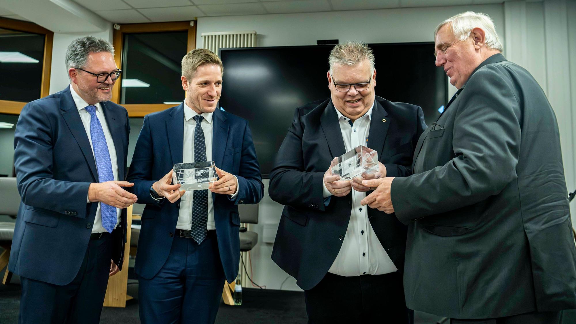 Karl-Josef Laumann überreicht den Förderbescheid an BZE-Verbandsvorsteher Jochen Kupp.