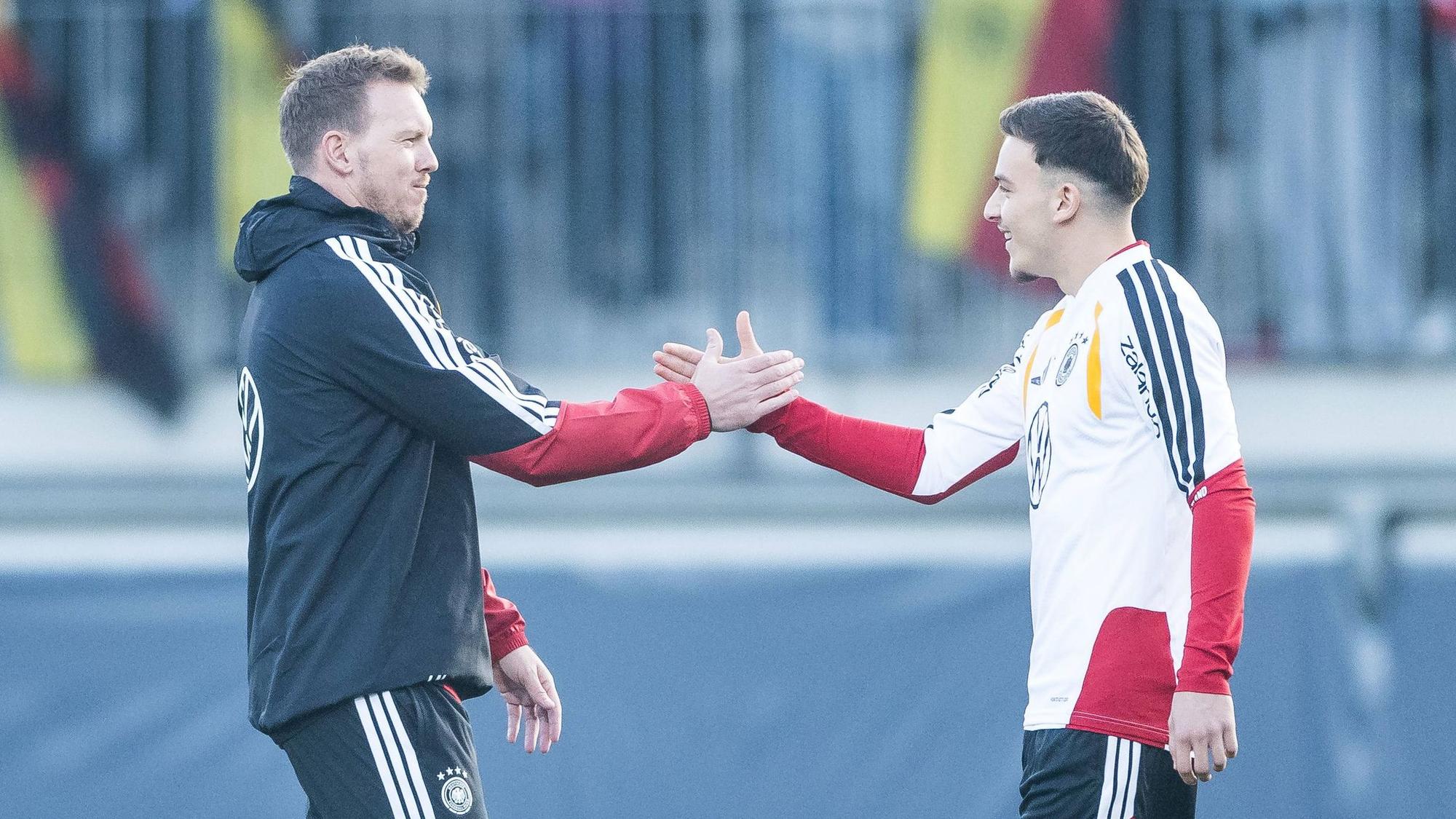 DFB Herren Trainingslager: Öffentliches Training 10.11.2025 Julian Nagelsmann Bundestrainer Deutschland und Said El Mala Deutschland begrüßen sich, Handshake DFB Herren Trainingslager: Öffentliches Training, Wolfsburg, AOK Stadion am 10.11.2025 *** DFB Mens Training Camp Public Training 10 11 2025 Julian Nagelsmann National Coach Germany and Said El Mala Germany greet each other, Handshake DFB Mens Training Camp Public Training, Wolfsburg, AOK Stadium on 10 11 2025 Copyright: xBEAUTIFULxSPORTS/Wunderlx
