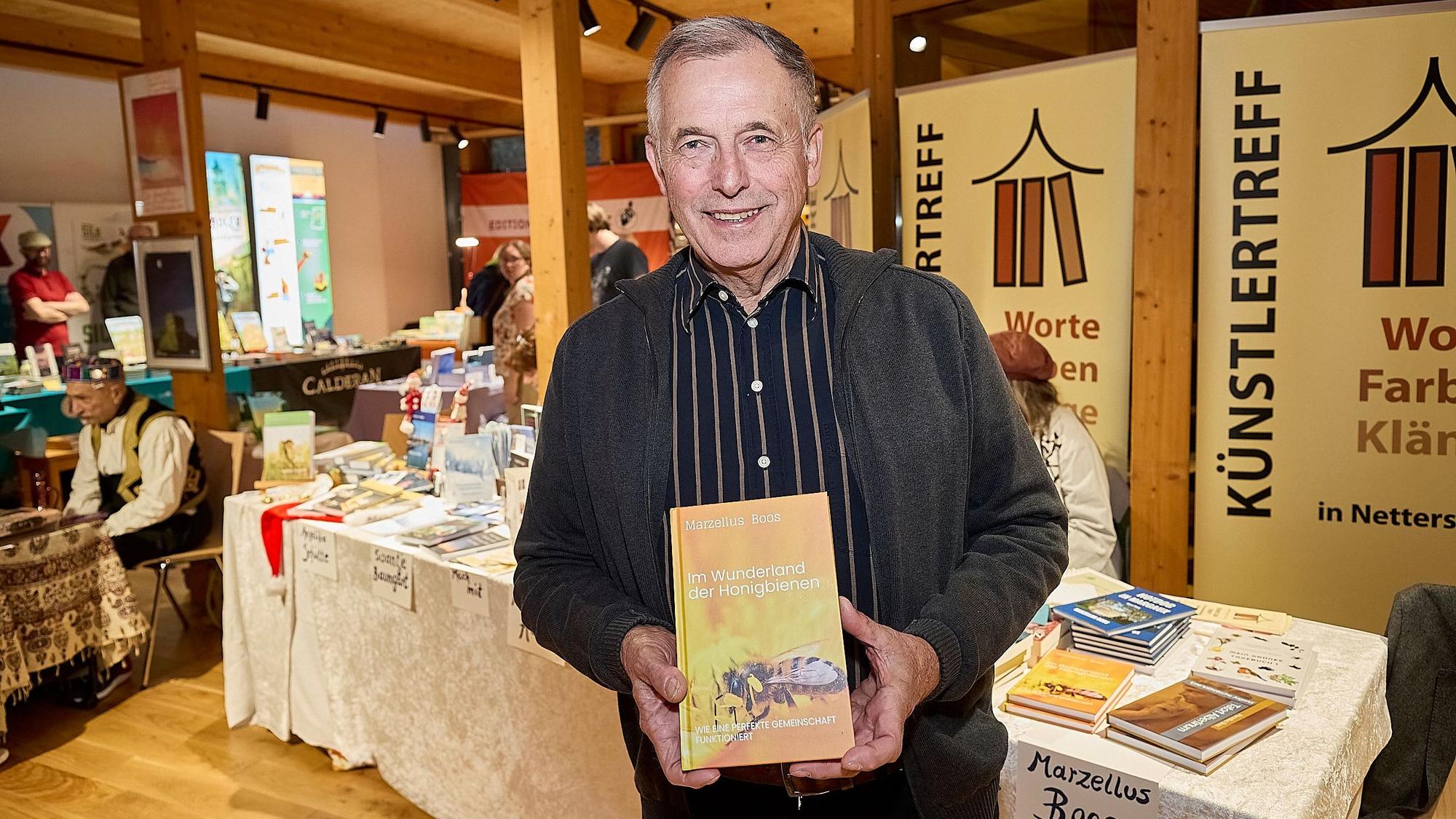 Der Autor zeigt sein Buch „Im Wunderland der Honigbienen“