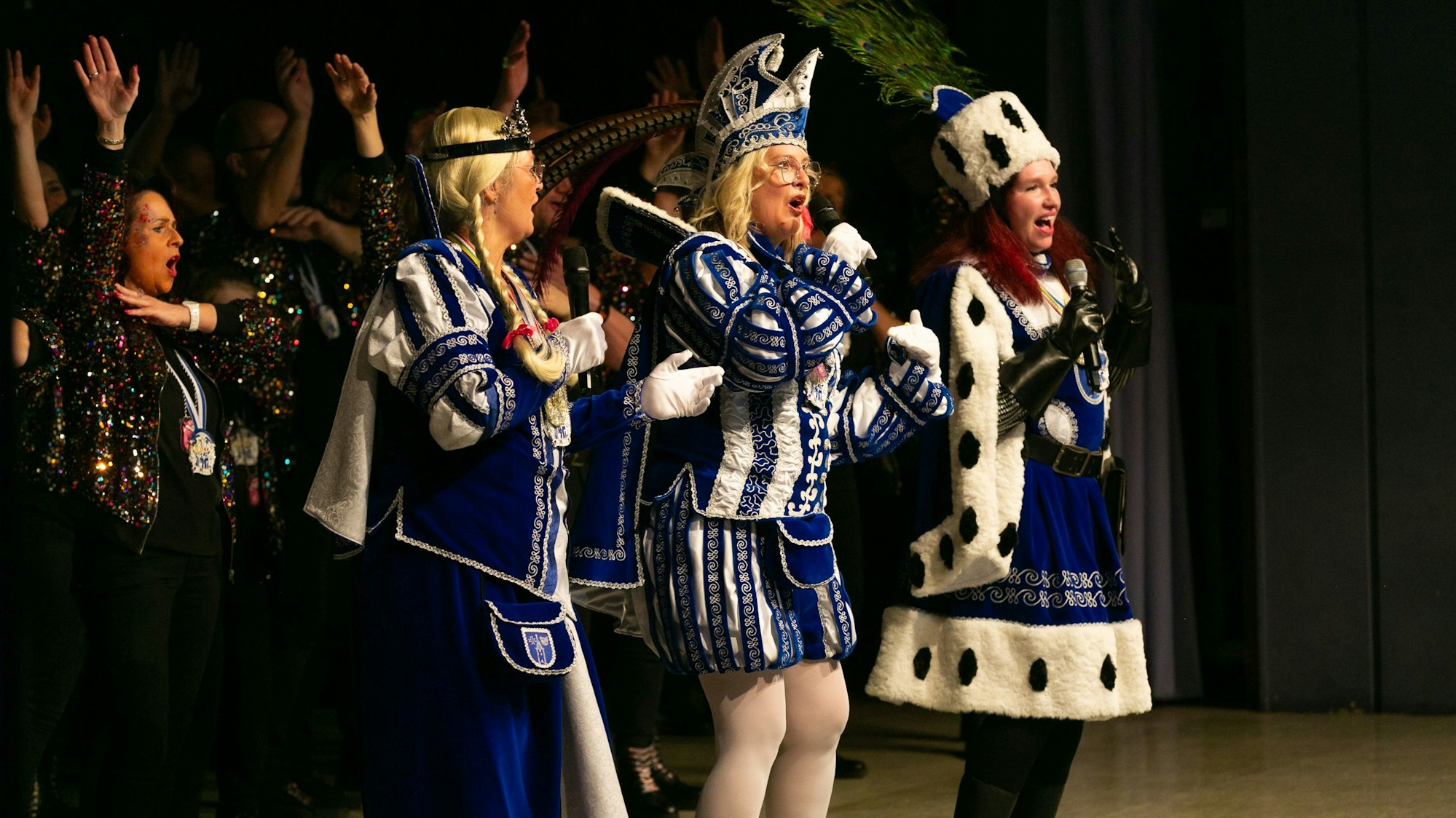 Ein weibliches Dreigestirn auf der Bühne.