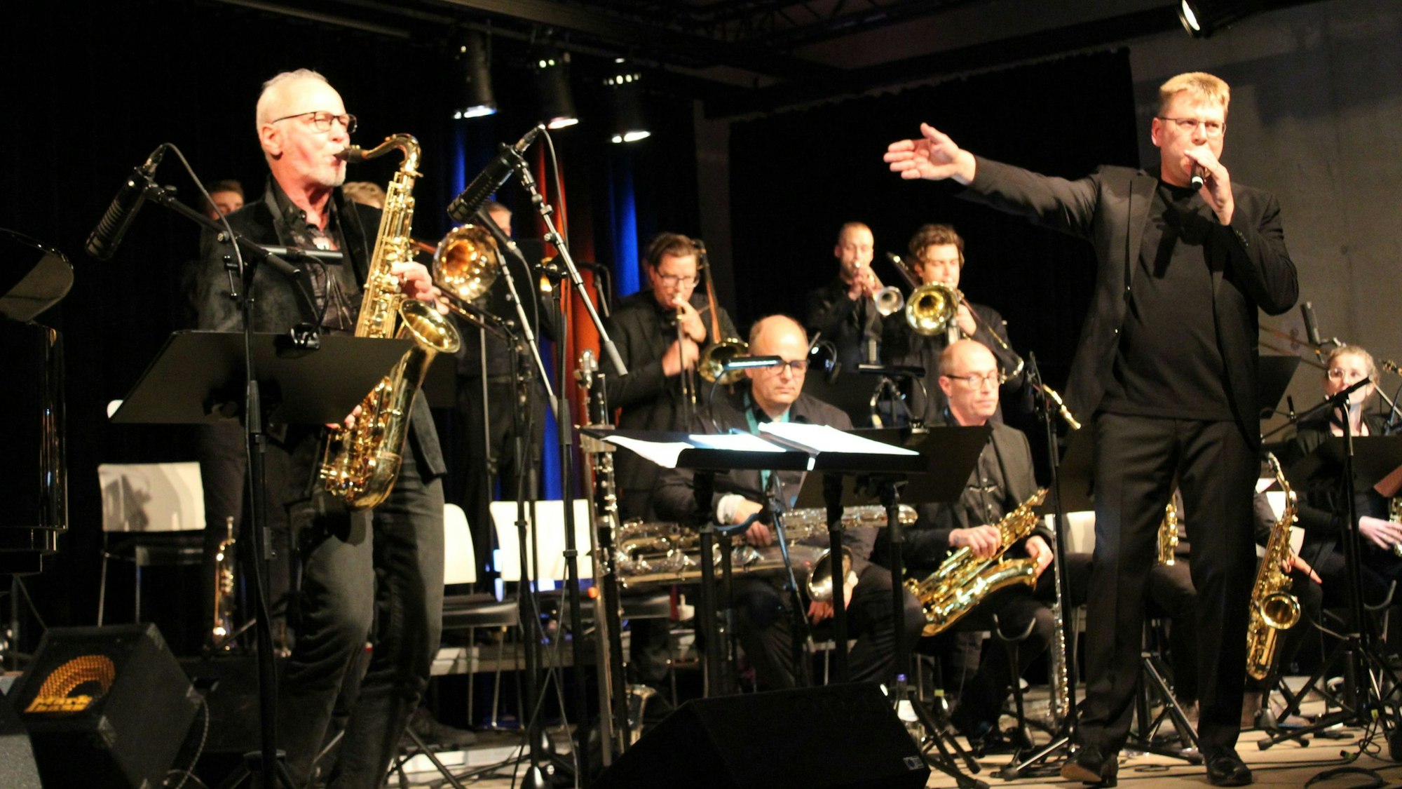 Auf dem Bild ist eine Band mit Blasinstrumenten zu sehen.