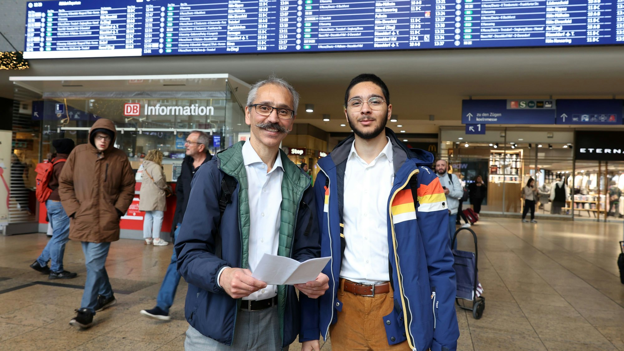 15.11.2025
Köln:
Reportage am Hauptbahnhof über die Sperrung des Verkehrsknotenpunktes.
Afshin und Nick Yarahmadi aus Hamburg
Foto: Martina Goyert