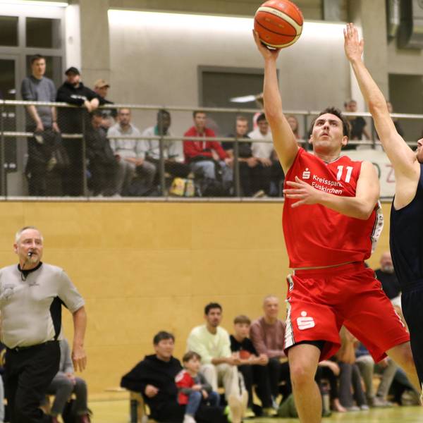 Tobias Kehren steigt mit Ball hoch, Andreas Zalfen versucht zu blocken, kommt aber zu spät. Im Hintergrund ist die Tribüne zu sehen.