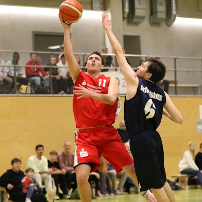 Tobias Kehren steigt mit Ball hoch, Andreas Zalfen versucht zu blocken, kommt aber zu spät. Im Hintergrund ist die Tribüne zu sehen.