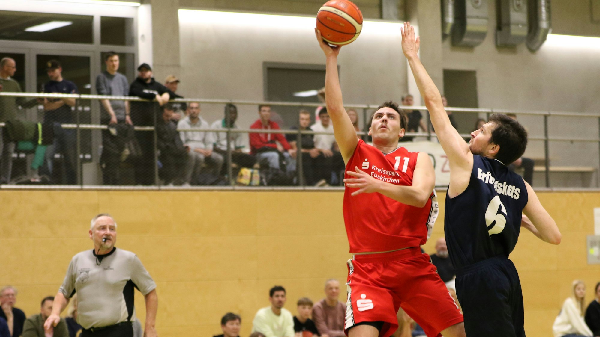 Tobias Kehren steigt mit Ball hoch, Andreas Zalfen versucht zu blocken, kommt aber zu spät. Im Hintergrund ist die Tribüne zu sehen.