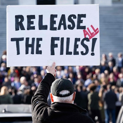 Bei Protesten vor dem Kapitol in Washington fordert ein Mann die Freigabe aller Epstein-Akten. (Archivbild)