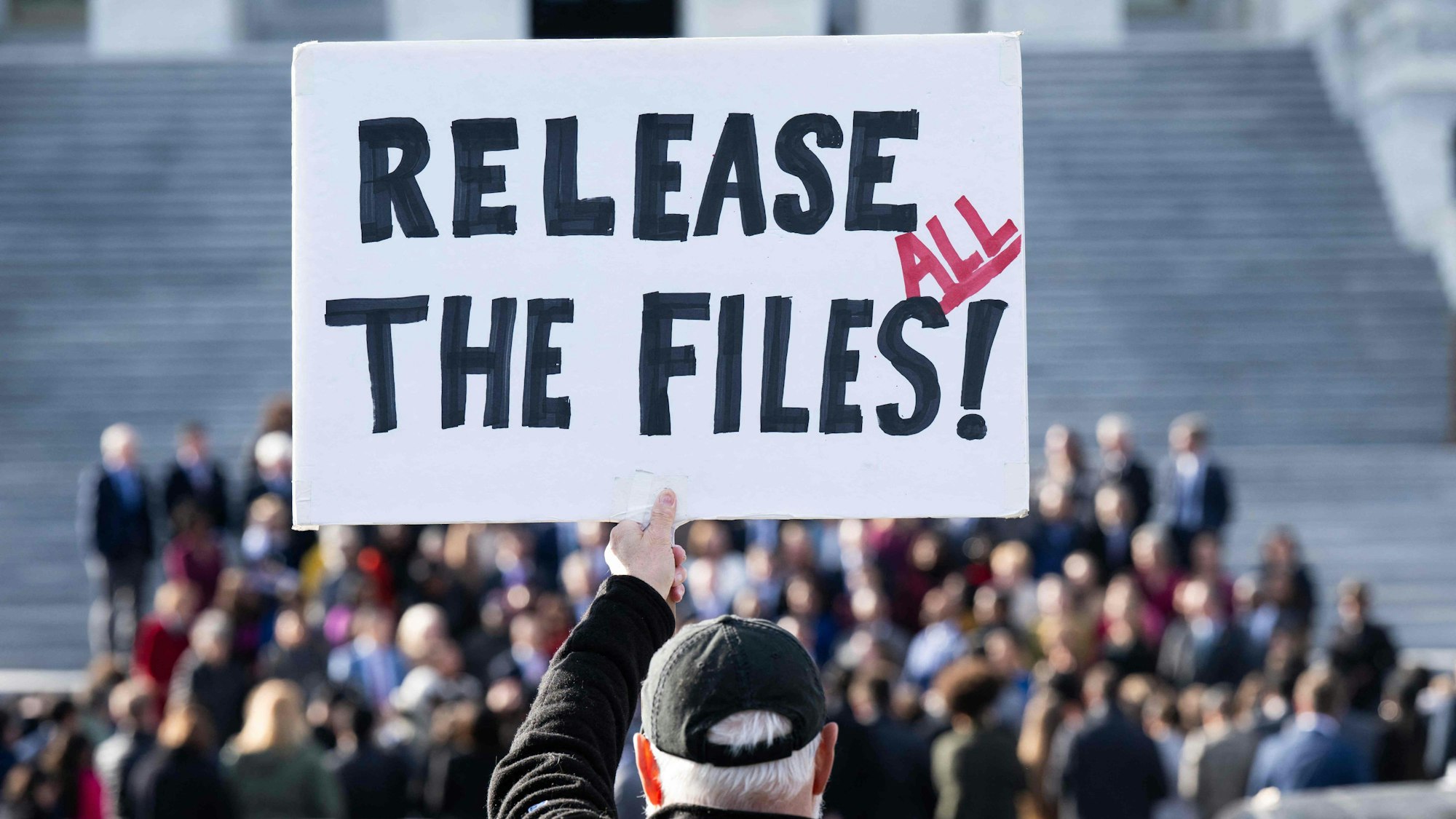 US-Präsident Trump steht wegen seiner Verbindung zu Epstein unter Druck. Das Repräsentantenhaus fordert offene Akten.