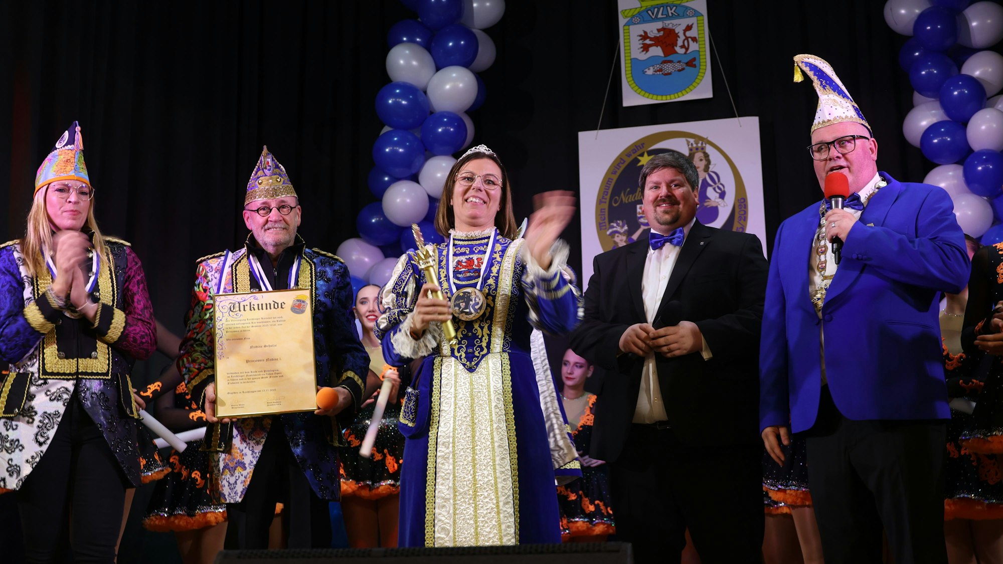 Desiree Flocke, Michael Lintz, die frisch proklamierte Prinzessin Nadine I., Bürgermeister Maurice Winter und VLK-Präsident David Goossens (v.l.) auf der Bühne