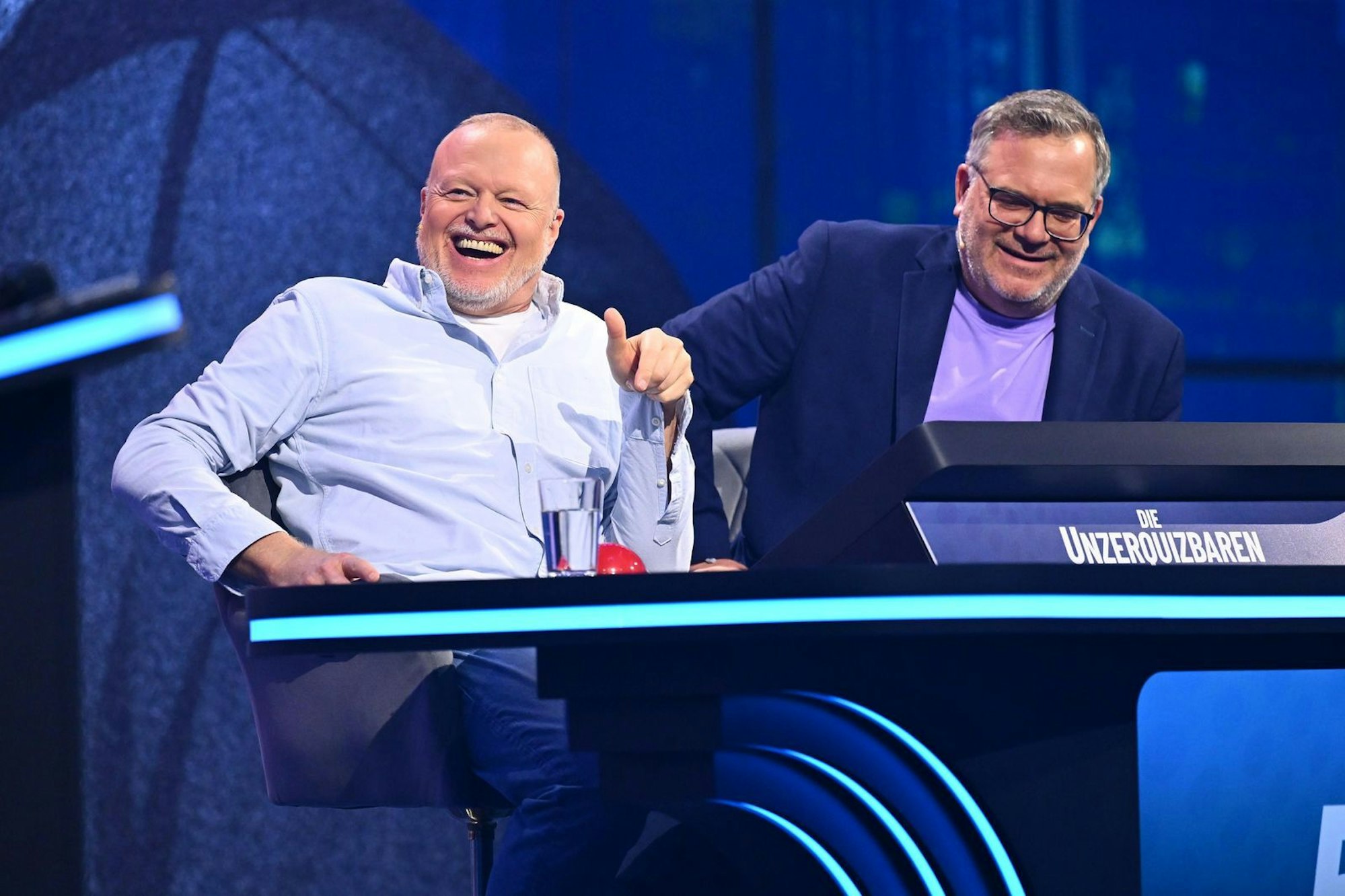 Hauptsache, sie haben Spaß: Stefan Raab und Elton während der Premiere ihrer neuen Quiz-Show „Die Unzerquizbaren“ (RTL). (Bild: RTL/Raab Entertainment/Willi Weber)