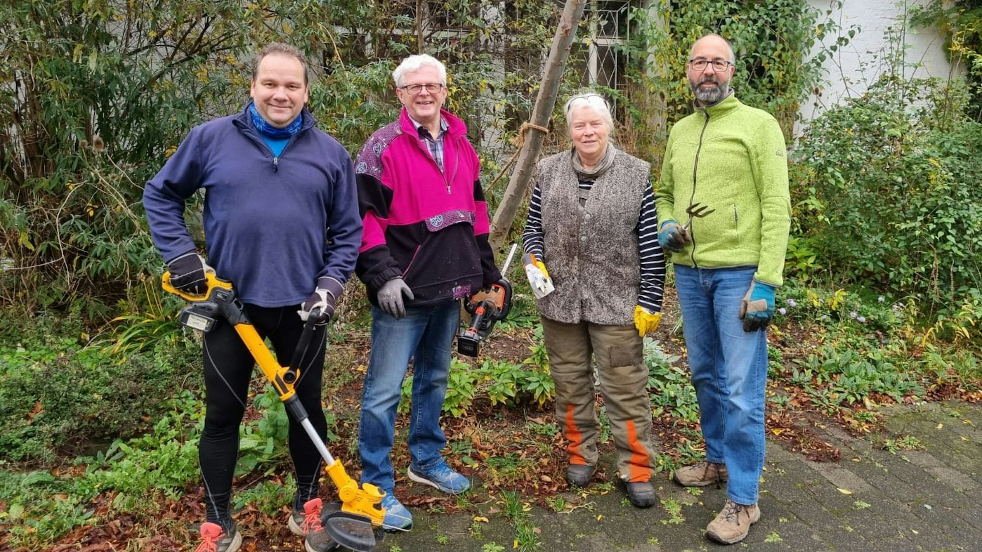 Menschen mit Gartenwerkzeug