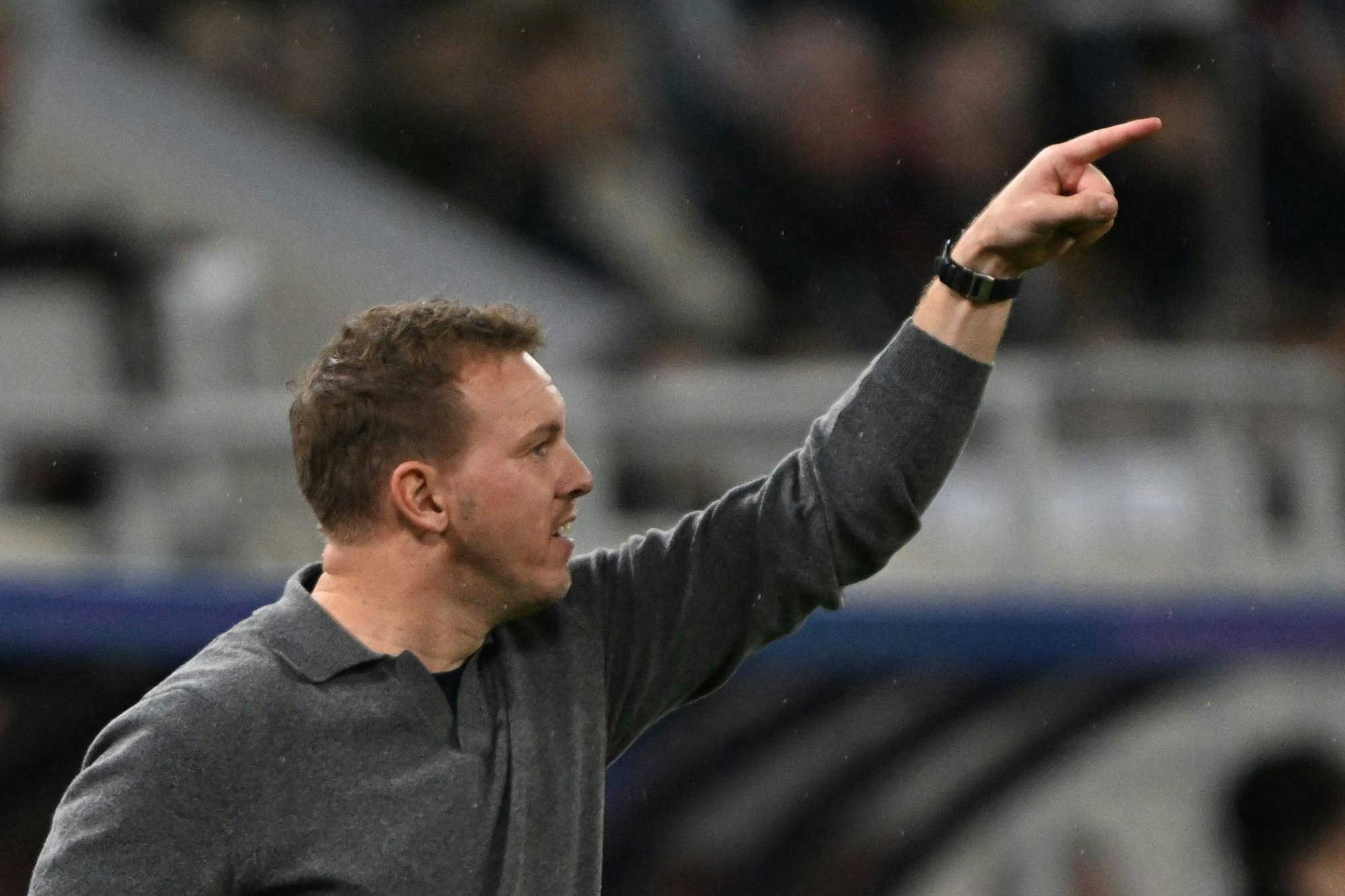 Julian Nagelsmann gibt eine Anweisung an seine Spieler.