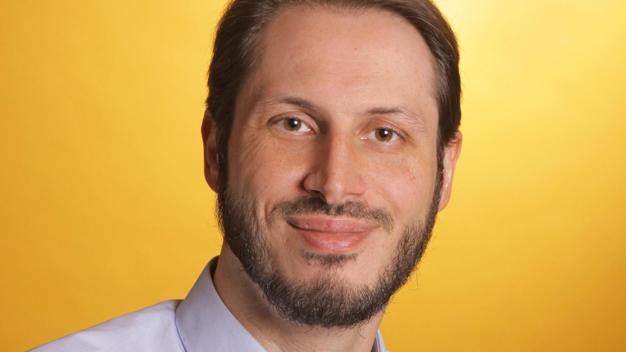 Auf dem Bild ist das Portrait eines Mannes zu sehen.