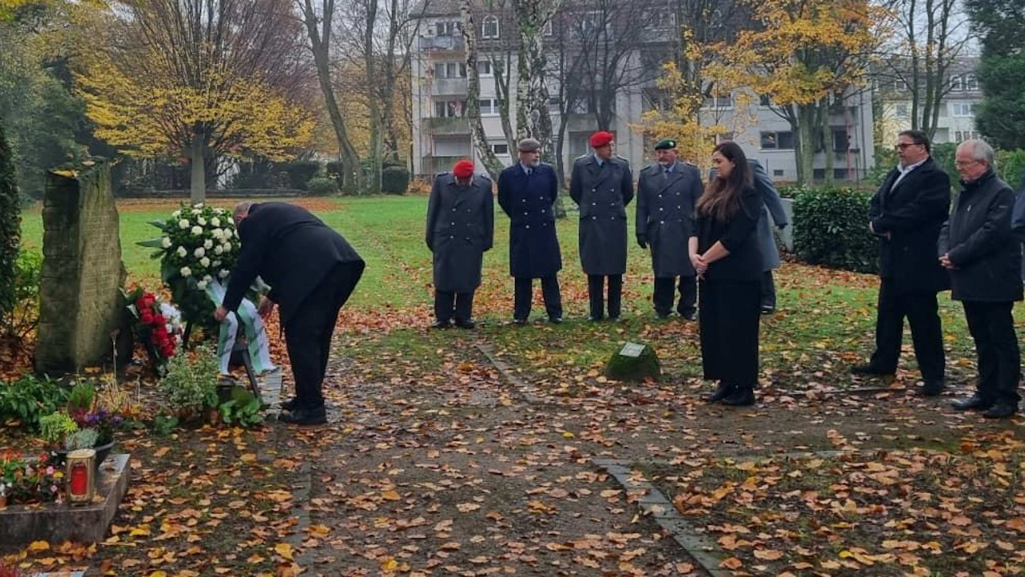 Volkstrauertag, Kranzniederlegung auf dem Friedhof Manfort