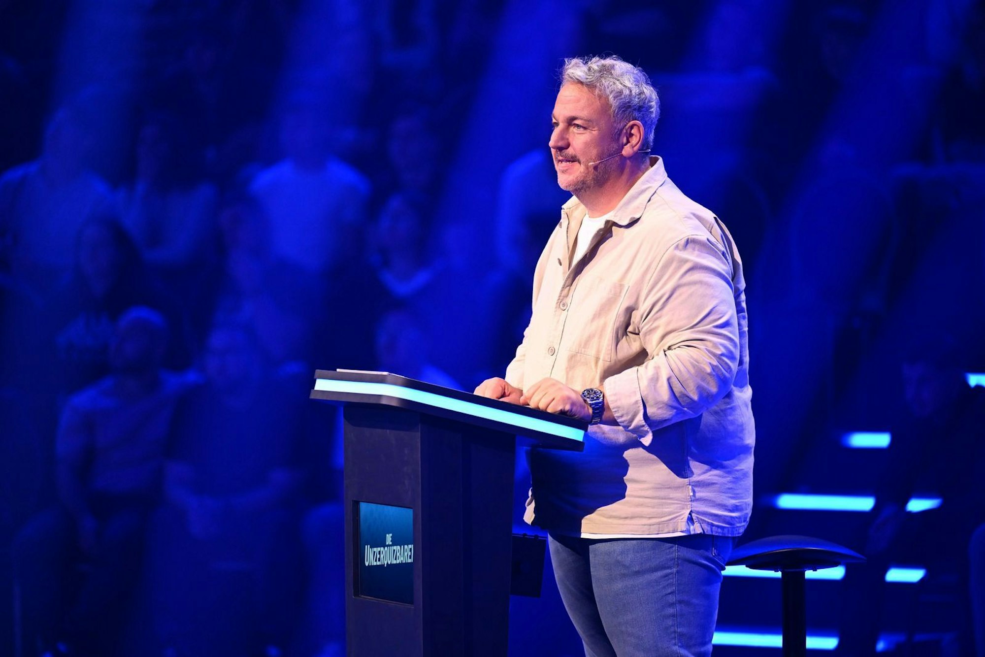 Ömer quizzte im Finale gegen Raab und Elton, war aber eher glücklos. Statt der möglichen 100.000 Euro ging er mit 5.000 Euro nach Hause. (Bild: RTL/Raab Entertainment/Willi Weber)