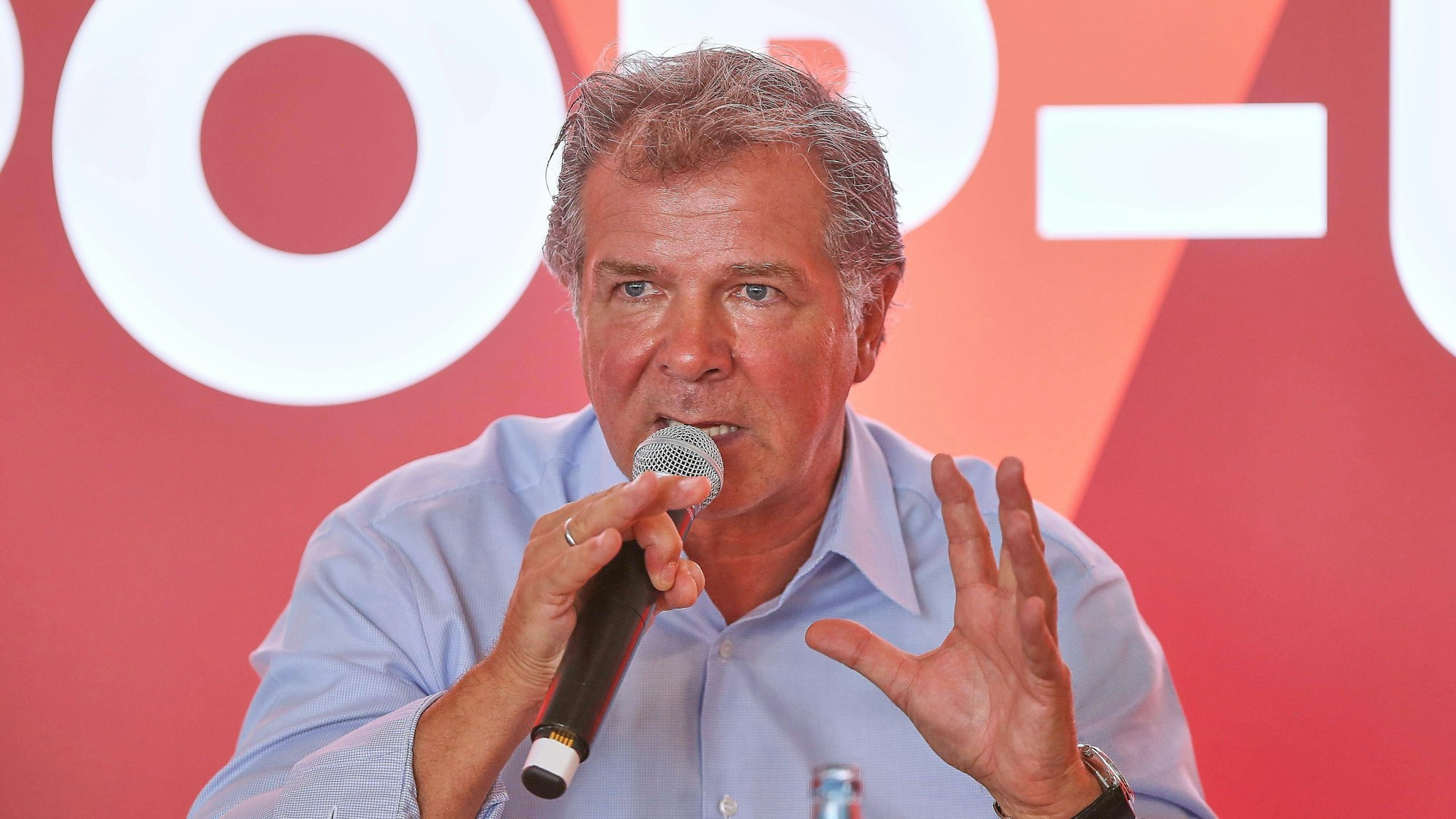 Andreas Möller spricht bei der Frankfurter Buchmesse ins Mikrofon.