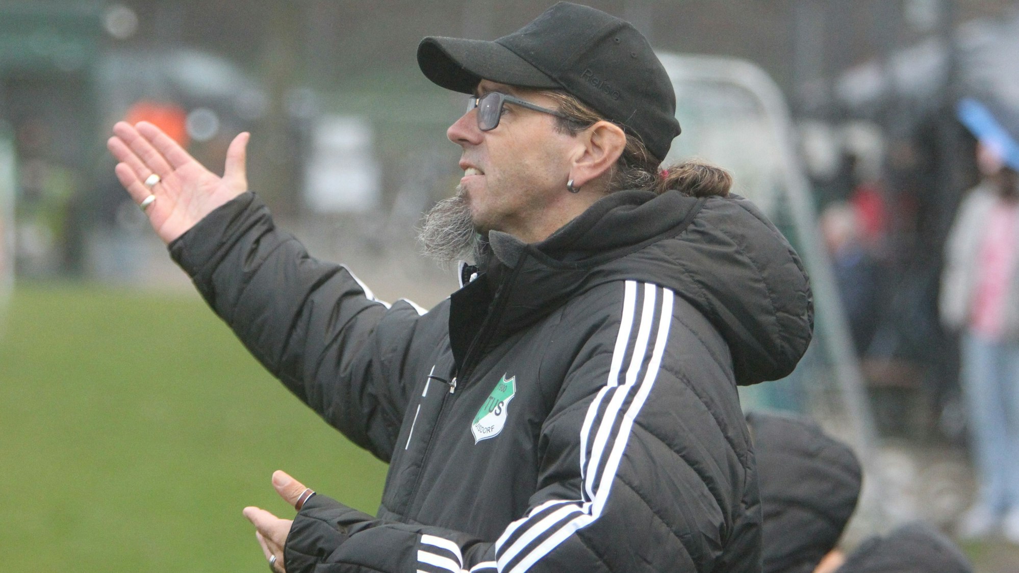 Torsten Reisewitz gibt am Spiefeldrand seinen Fußballern Anweisungen.