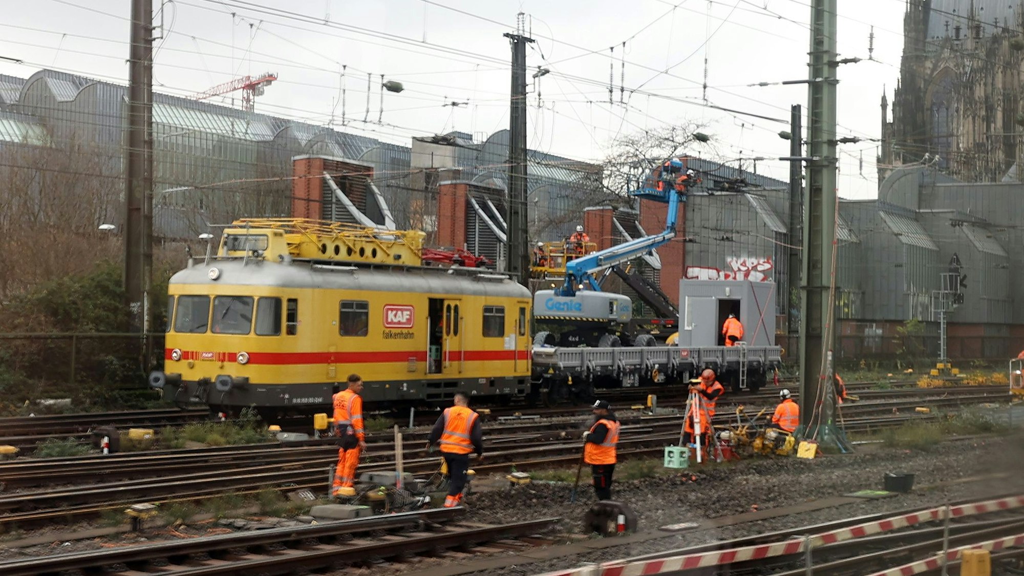 Der Kölner Hauptbahnhof ist gesperrt, weil die Deutsche Bahn verschiedene Arbeiten durchführt.