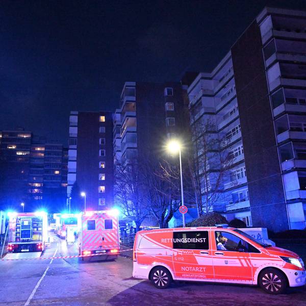 Feuerwehr und Rettungsdienstfahrzeuge stehen im Wohnpark Bensberg.