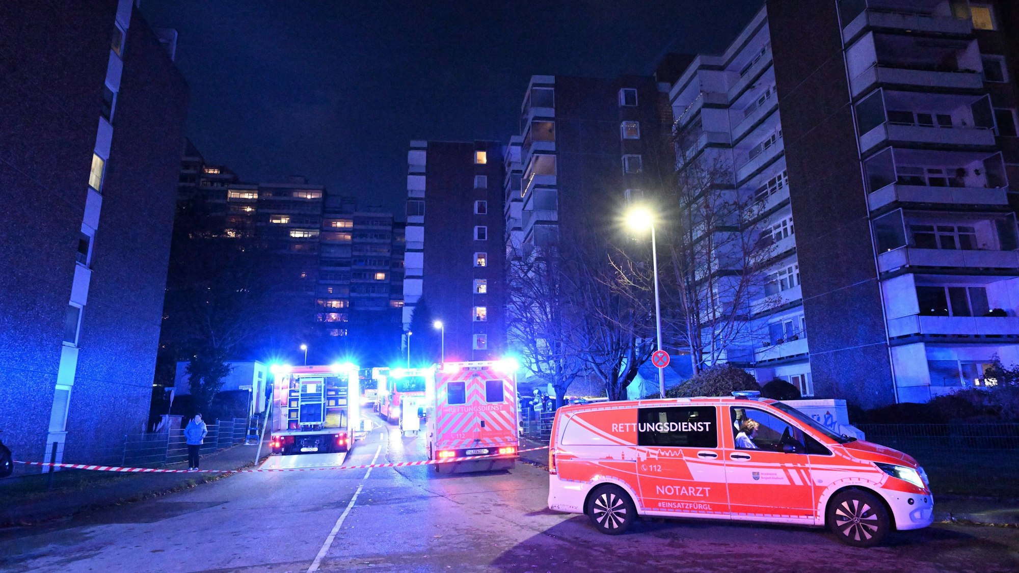 Feuerwehr und Rettungsdienstfahrzeuge stehen im Wohnpark Bensberg.