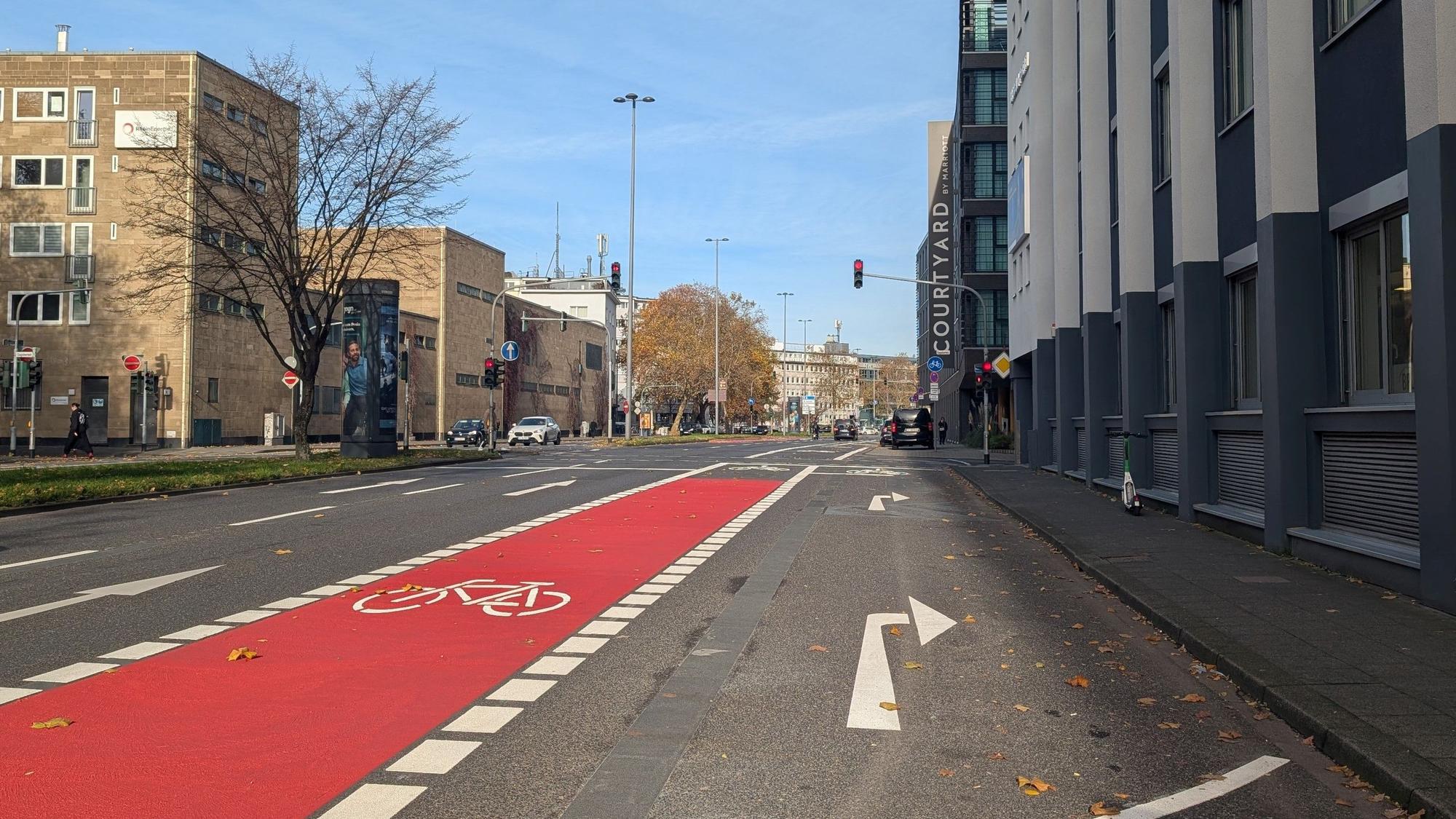 Neu eröffnete Fahrradspur auf der Turiner Straße (nördliche Richtung)