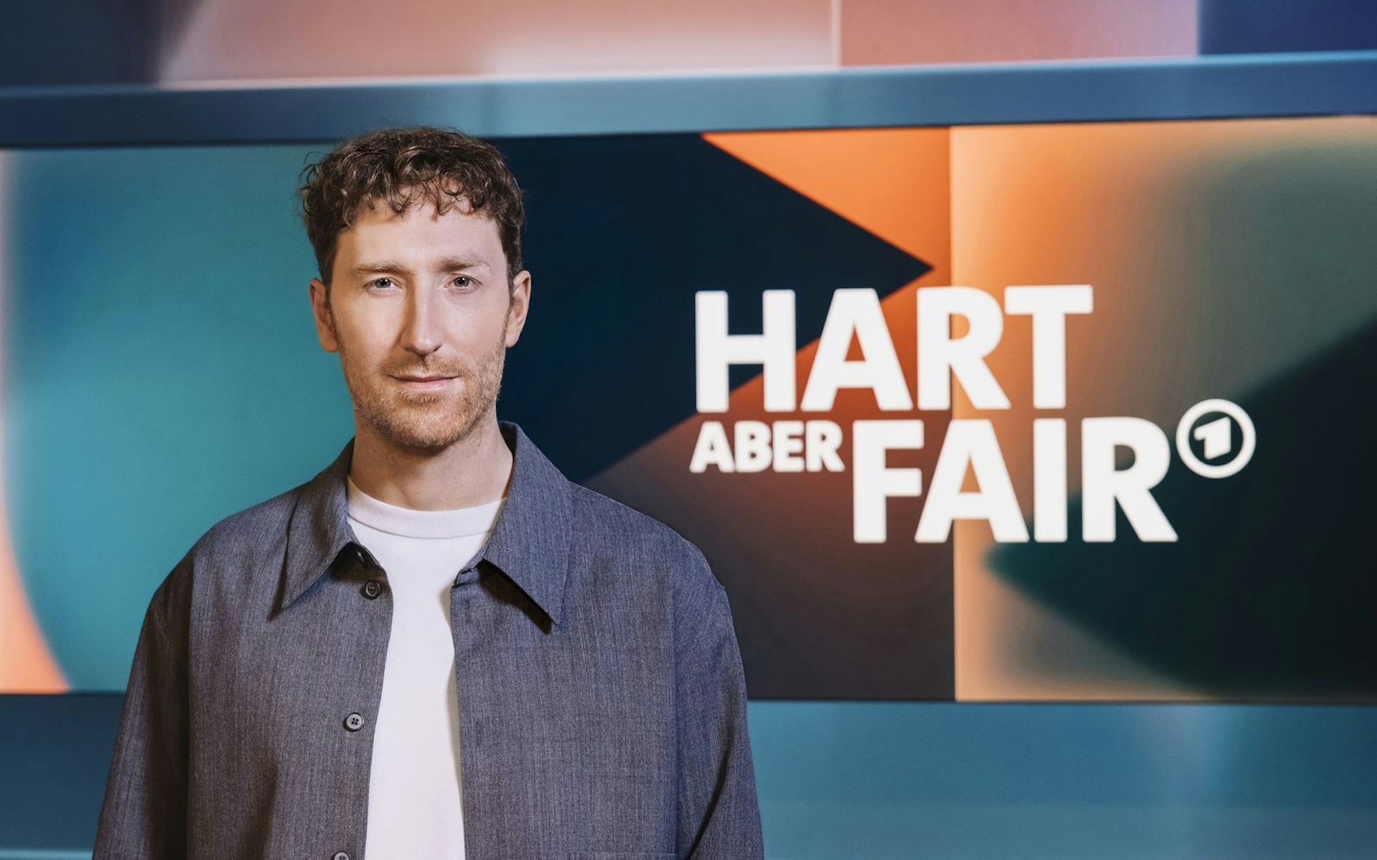 Louis Klamroth führt seit 2023 durch den ARD-Polit-Talk „Hart aber fair“. (Bild: WDR / Julia Sellmann)