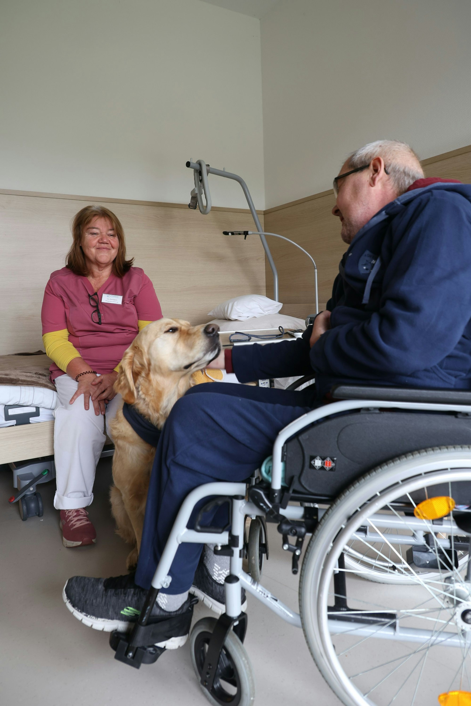 Über den Besuch von Therapiehund Kuba freuen sich viele Gäste des Hauses besonders.