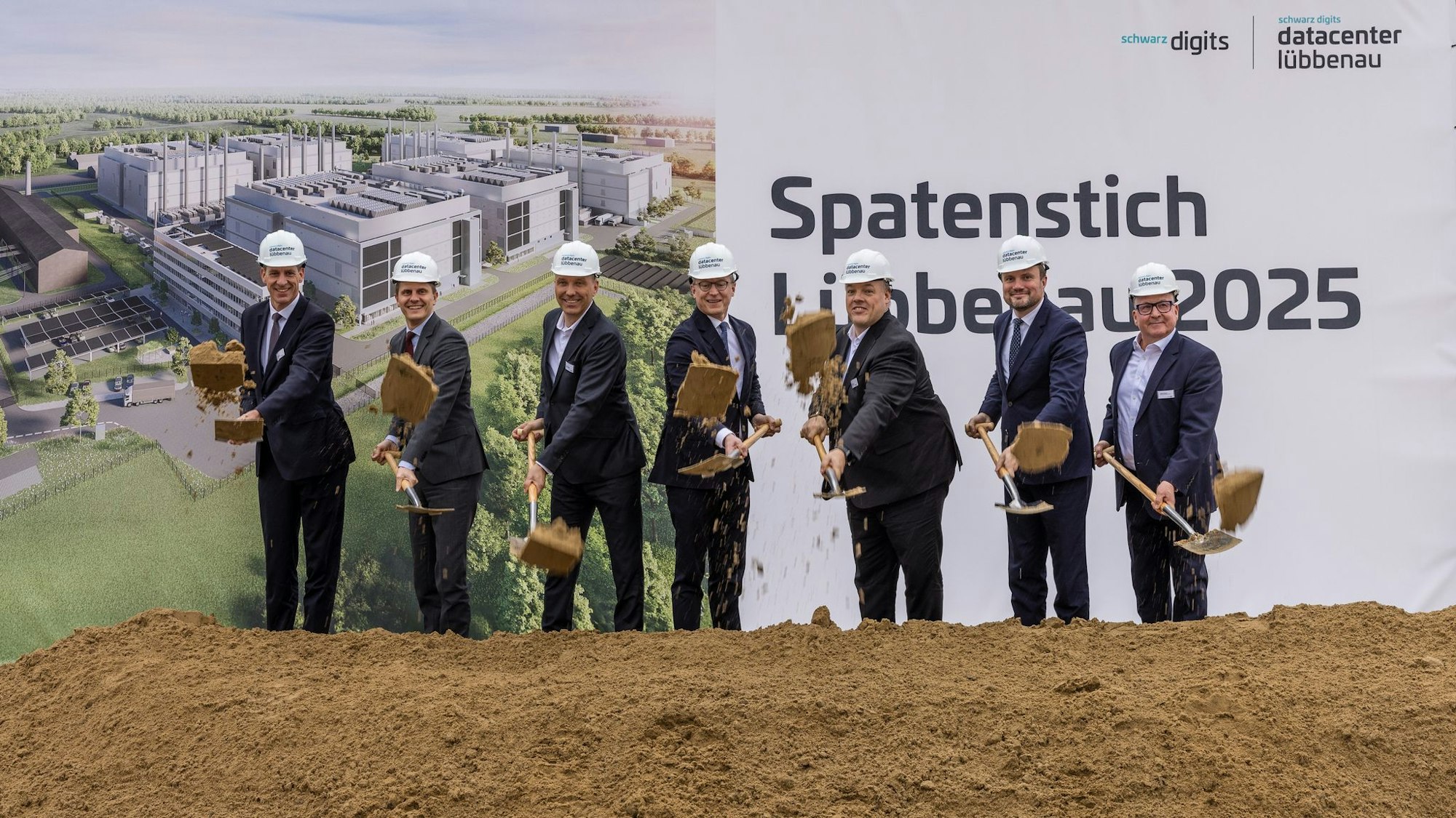 Mit einem feierlichen Spatenstich wurde die Baustelle in Lübbenau eingeweiht.