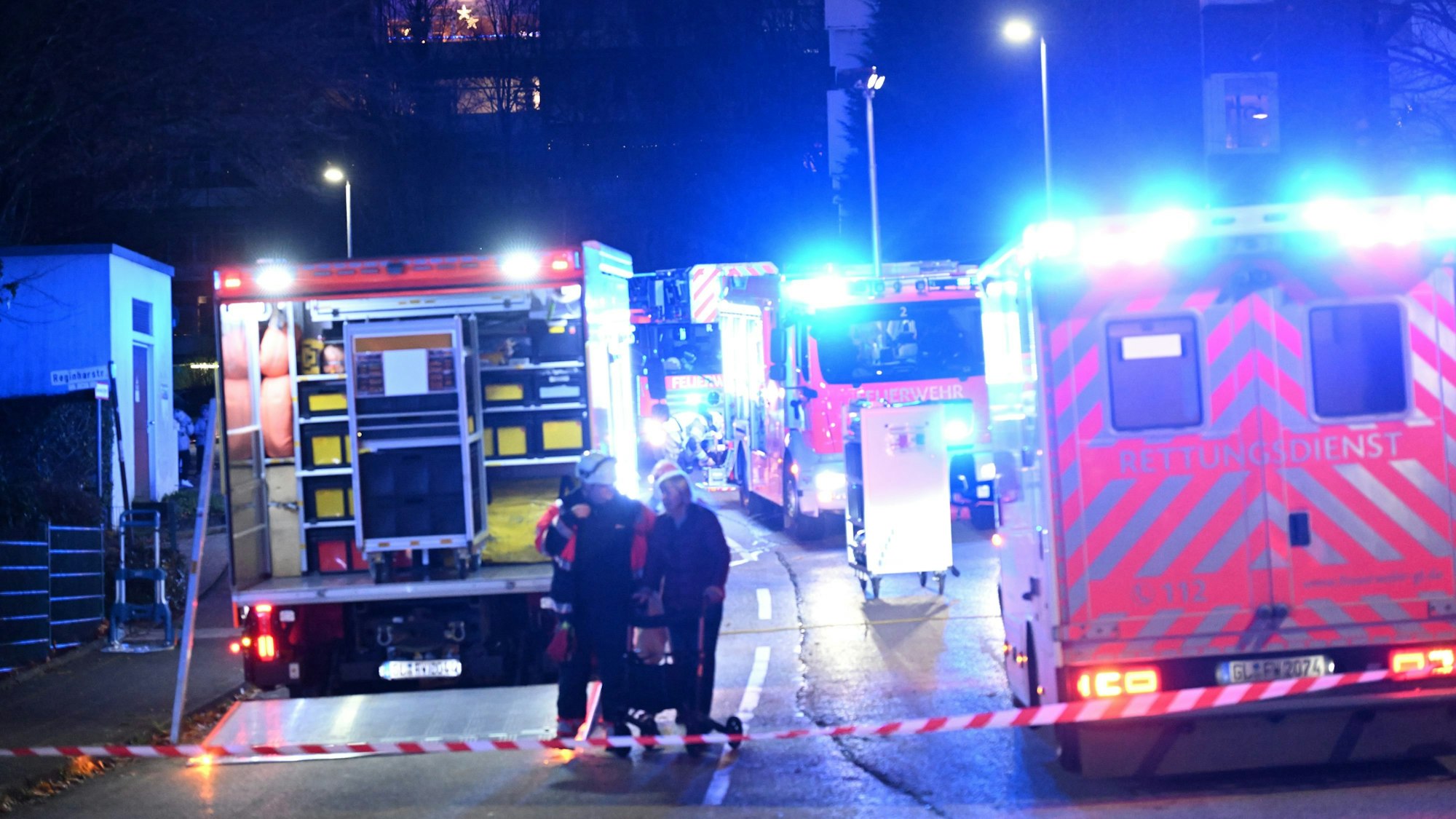 Feuerwehrleute stehen am Einsatzleitwagend er Feuerwehr Bergisch Gladbach.