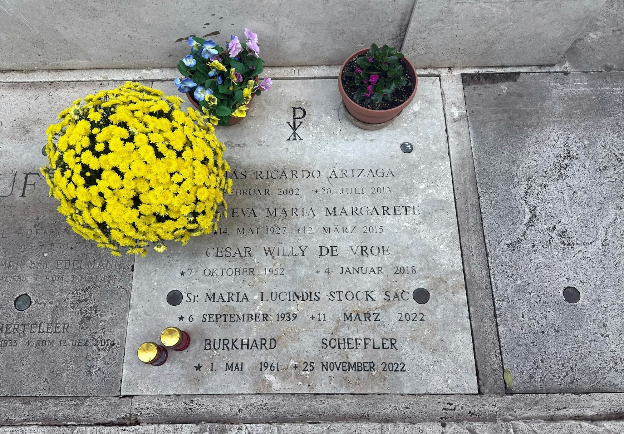 Die Urne ist auf dem Friedhof Campo Santo Teutonico bestattet.