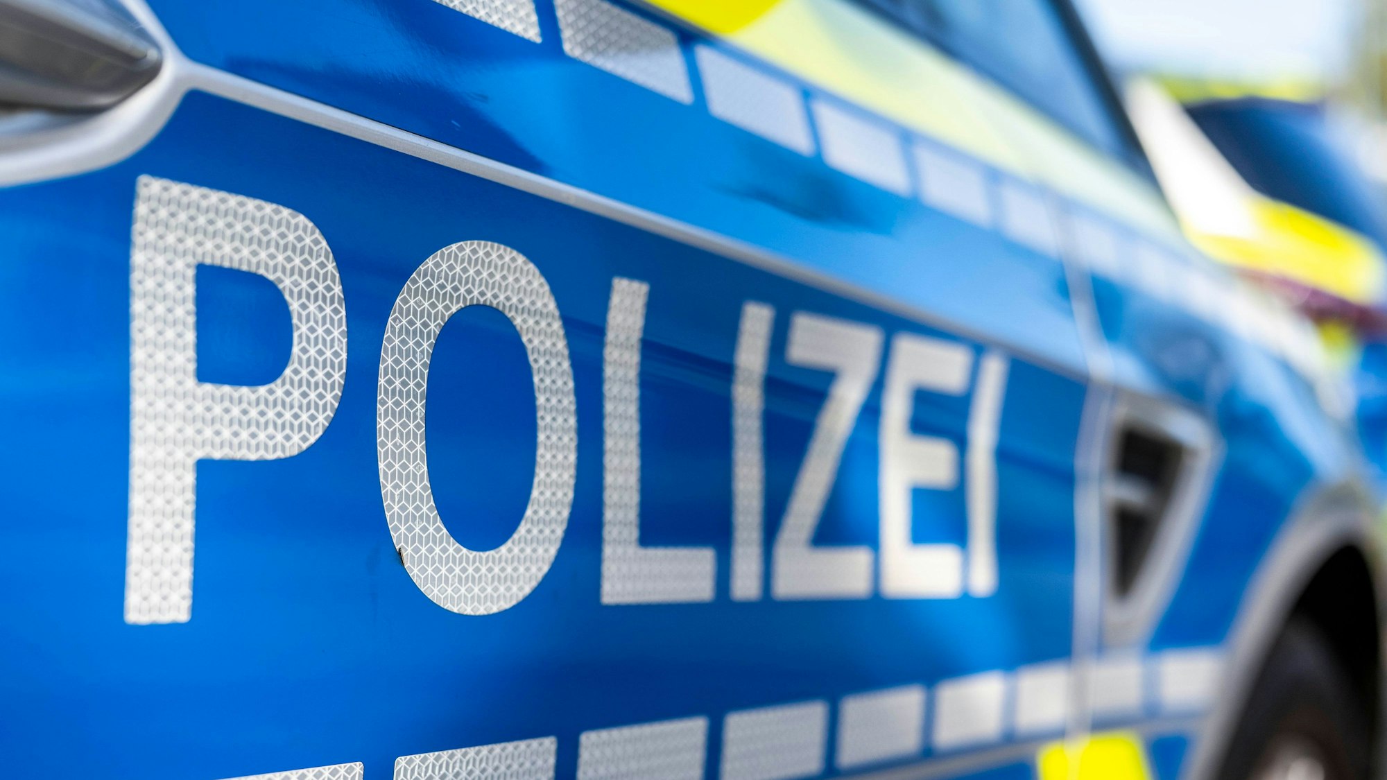 Die Aufschrift Polizei steht auf einem Einsatzfahrzeug.
