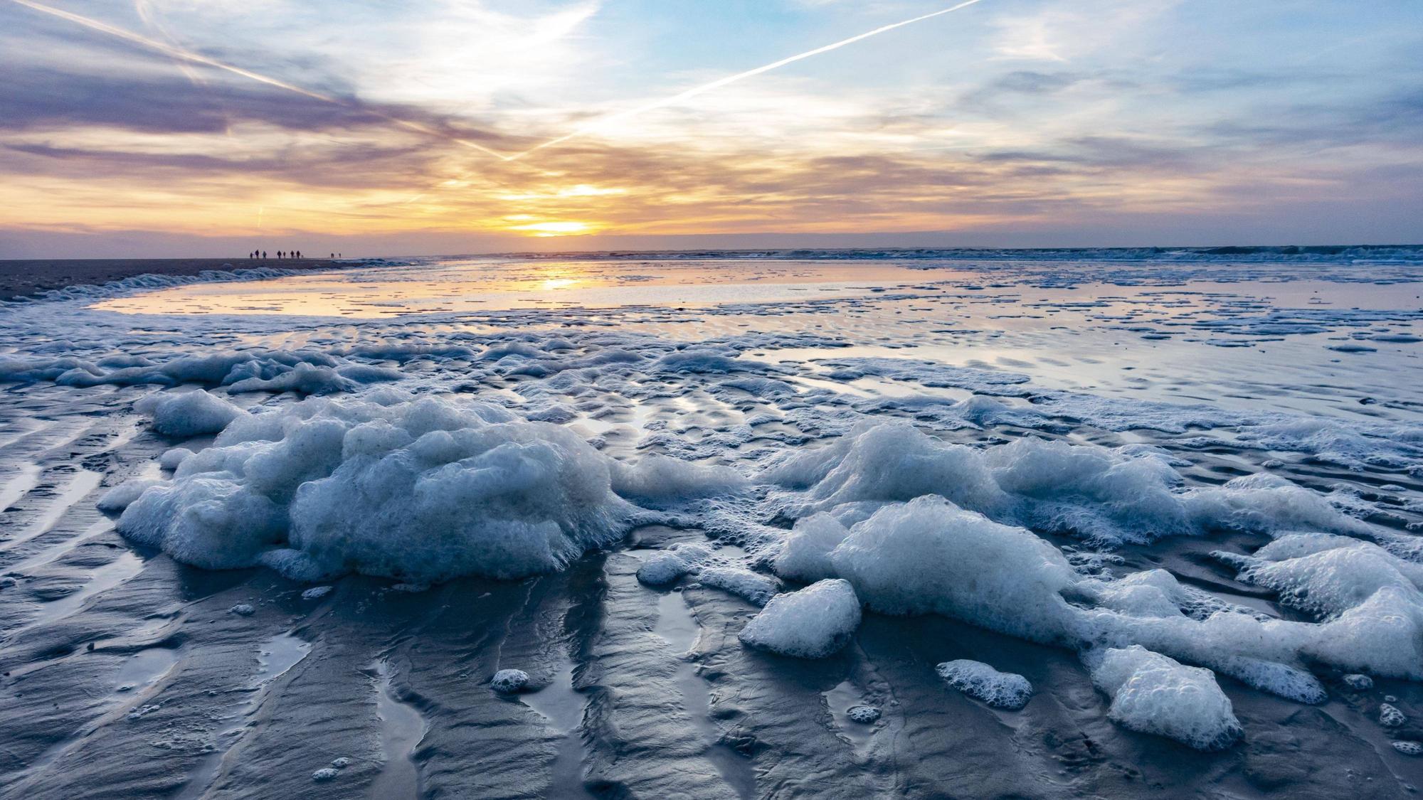 Meeresschaum an der Nordsee: Dieses Phänomen ist an der irischen Küste verstärkt aufgetreten.