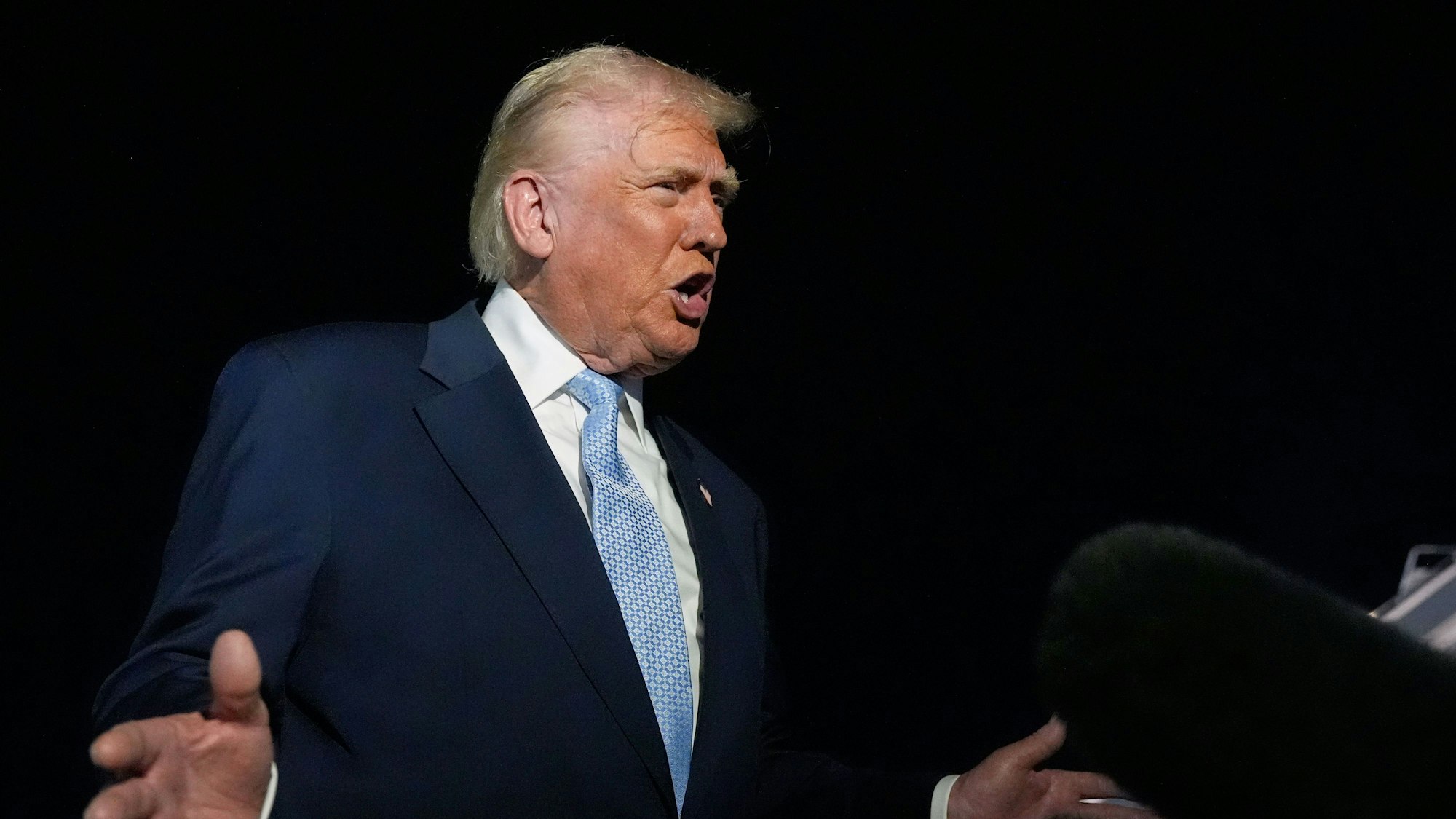 US-Präsident Donald Trump spricht am Sonntag (16. November) in West Palm Beach, Florida, zu Reportern. Trump will die Epstein-Akten nun doch offenlegen.