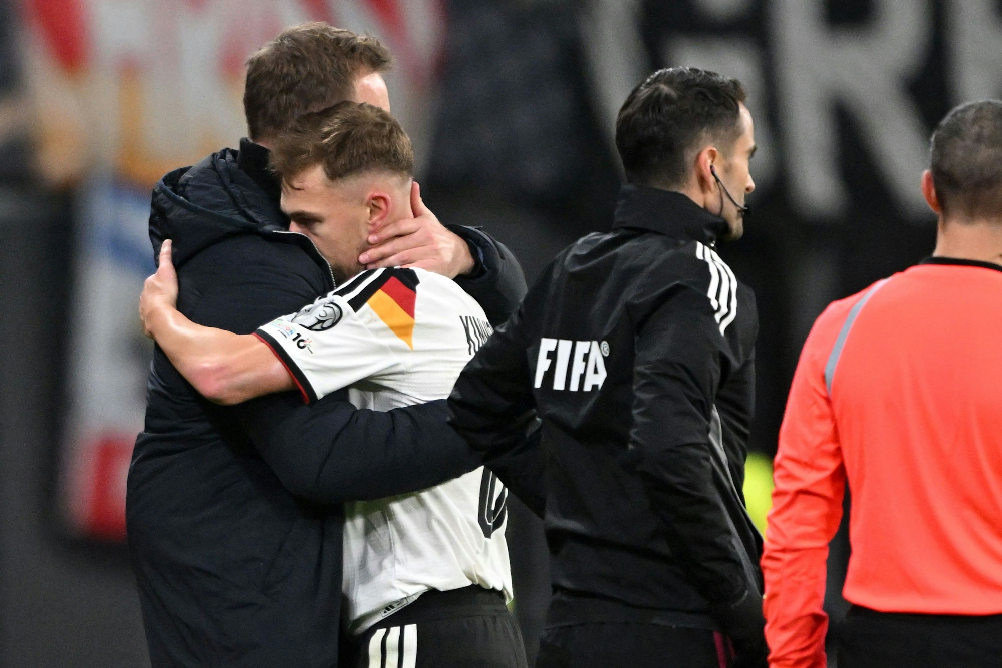 Bundestrainer Julian Nagelsmann umarmt Joshua Kimmich