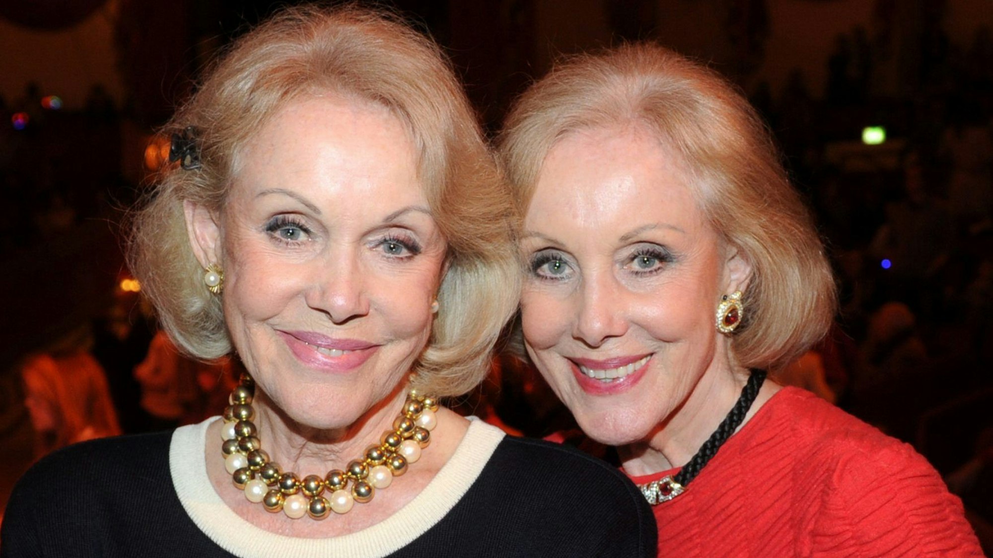 Die Kessler-Zwillinge, Alice (r) und Ellen Kessler, besuchen in München die Premiere des Winterprogramms im Circus Krone.