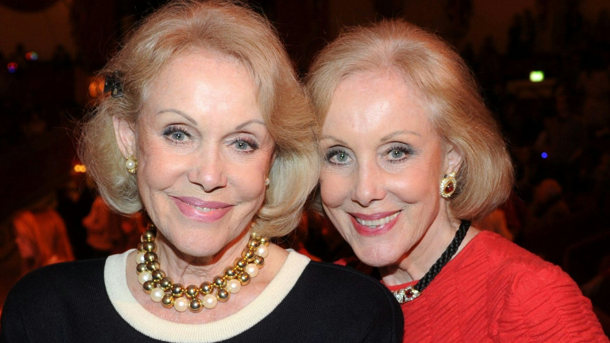 Die Kessler-Zwillinge posieren für Fotos.