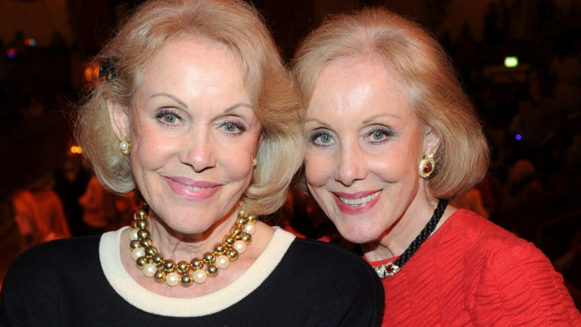 Die Kessler-Zwillinge, Alice (r) und Ellen Kessler, besuchen in München die Premiere des Winterprogramms im Circus Krone.