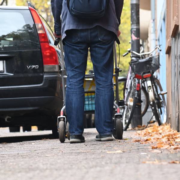 20.10.2025 Köln. Ein PKW parkt auf der Melchiorstraße soweit auf dem Gehweg, daß ein Herr mit Rollator auf die Straße ausweichen muss. Foto: Alexander Schwaiger