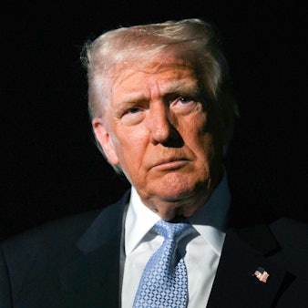 US-Präsident Donald Trump am Sonntag (16. November) bei seiner Abreise auf Florida.