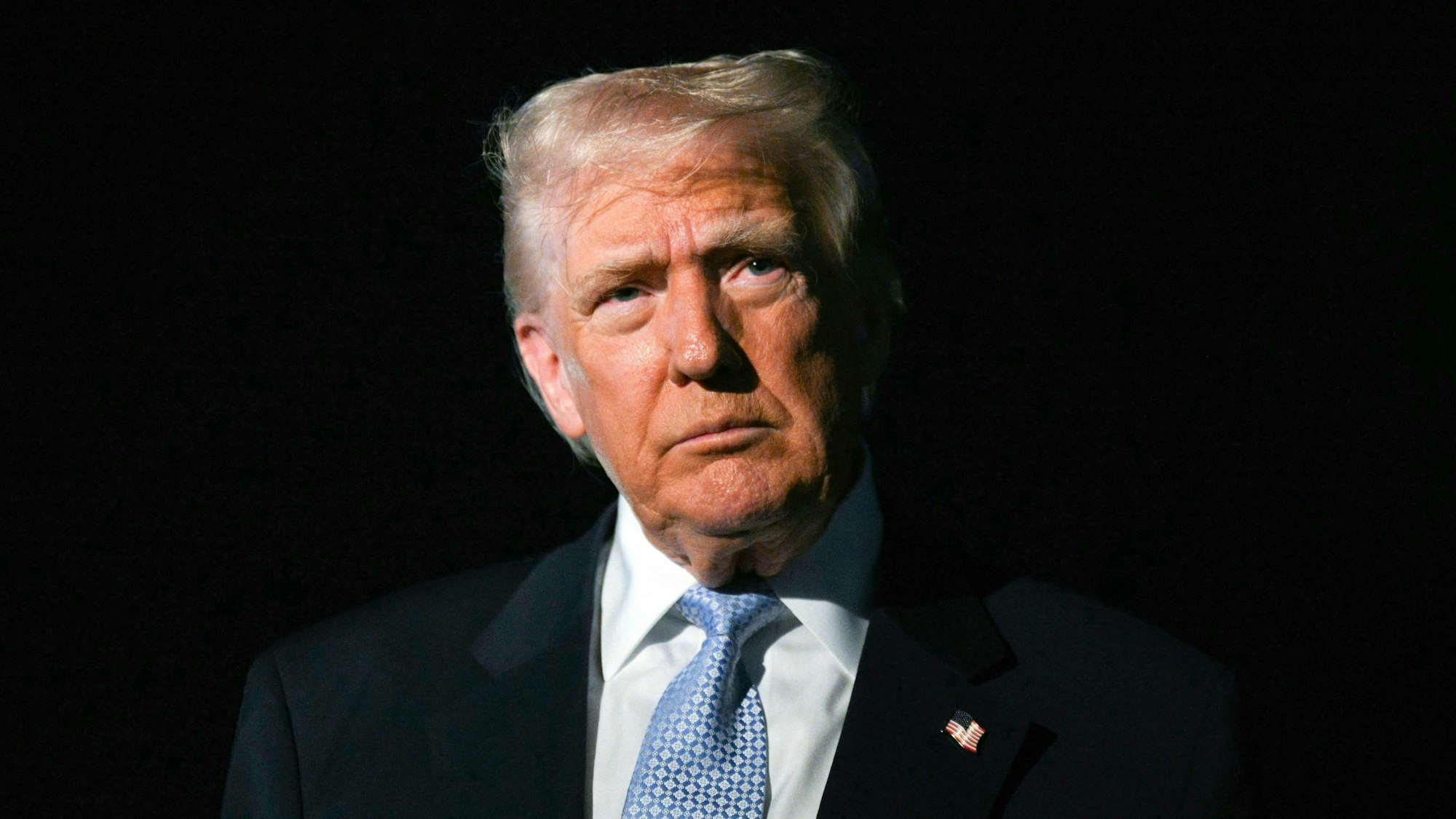 US-Präsident Donald Trump am Sonntag (16. November) bei seiner Abreise auf Florida.