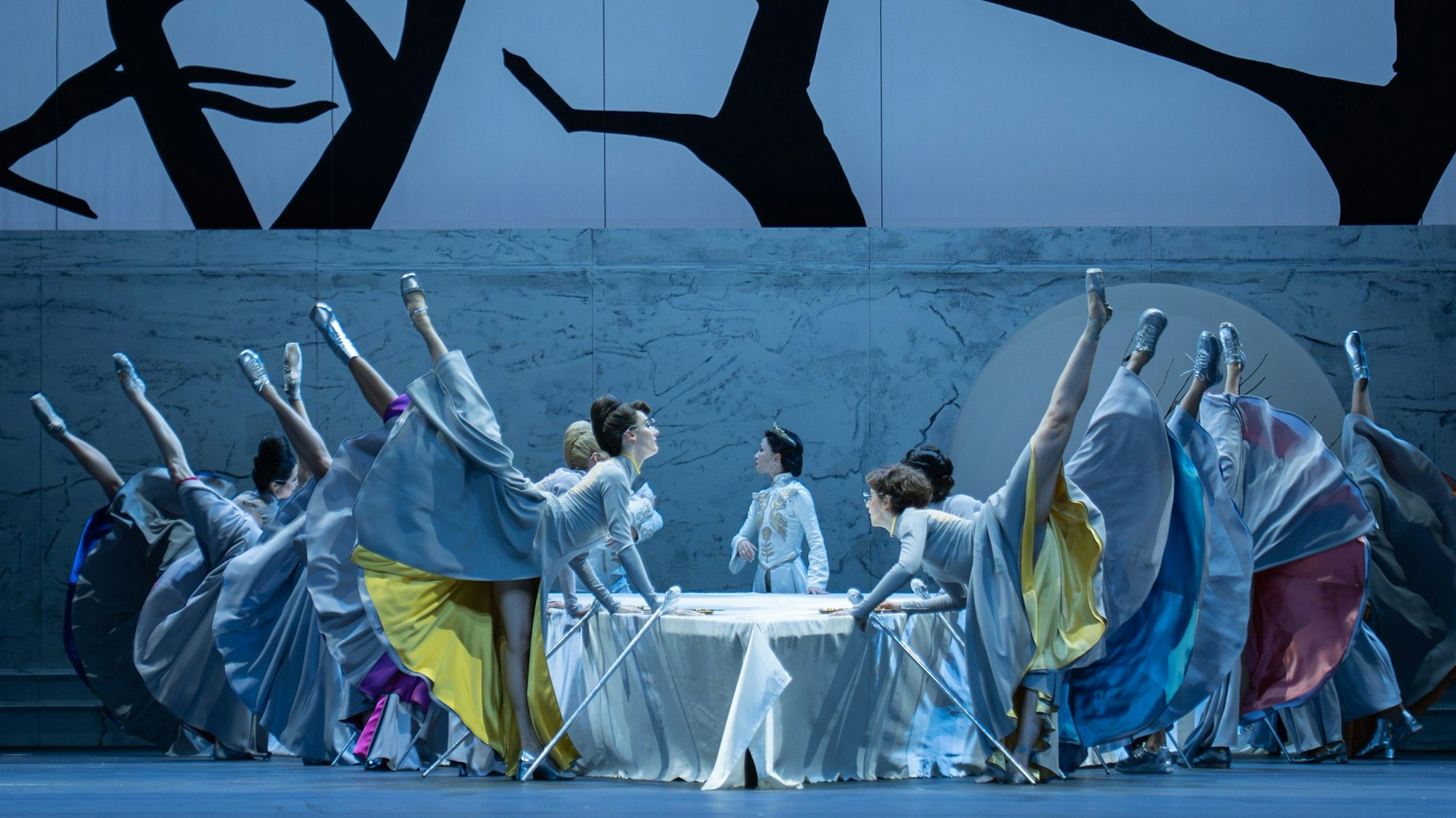 Balkiya Zhanburchinova (Königin) und zwölf weise Frauen