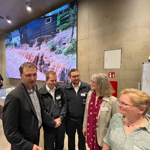 Alexander Lünenbach, Tim Kipshagen und Jan Herwig, Marlene Liebeskind und Sandra Möller vor der Informationsveranstaltung im Hörsaal in der TH Opladen. Bild: Ralf Krieger
