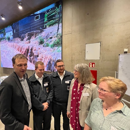 Alexander Lünenbach, Tim Kipshagen und Jan Herwig, Marlene Liebeskind und Sandra Möller vor der Informationsveranstaltung im Hörsaal in der TH Opladen. Bild: Ralf Krieger
