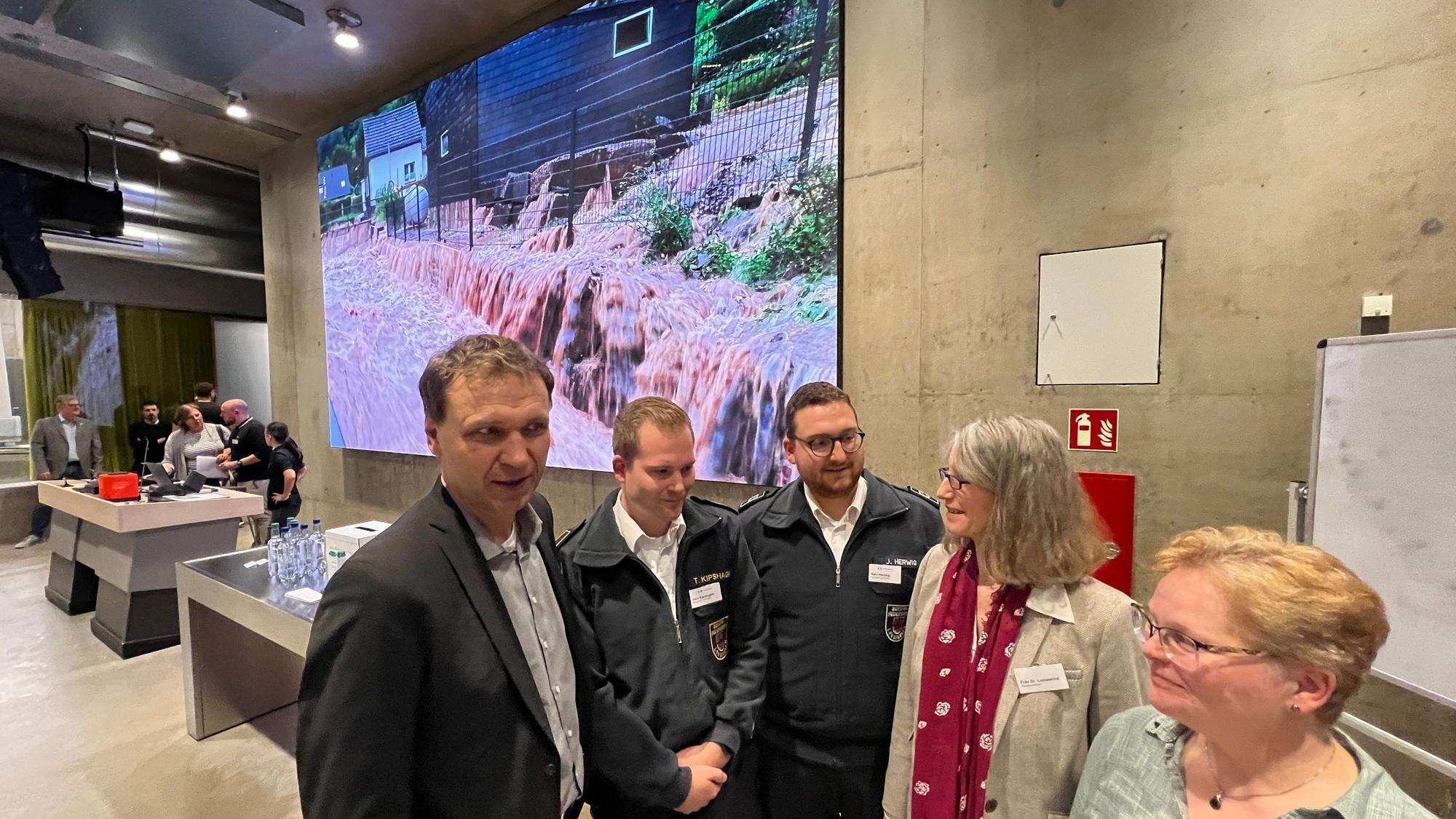 Alexander Lünenbach, Tim Kipshagen und Jan Herwig, Marlene Liebeskind und Sandra Möller vor der Informationsveranstaltung im Hörsaal in der TH Opladen. Bild: Ralf Krieger