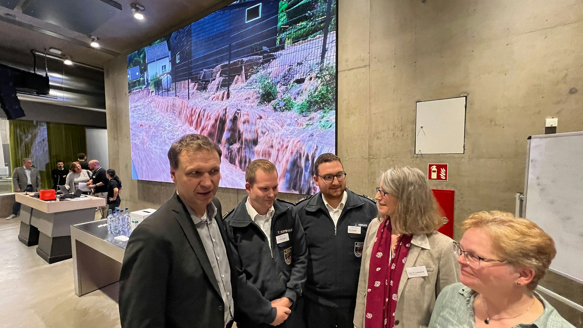 Alexander Lünenbach, Tim Kipshagen und Jan Herwig, Marlene Liebeskind und Sandra Möller vor der Informationsveranstaltung im Hörsaal in der TH Opladen. Bild: Ralf Krieger