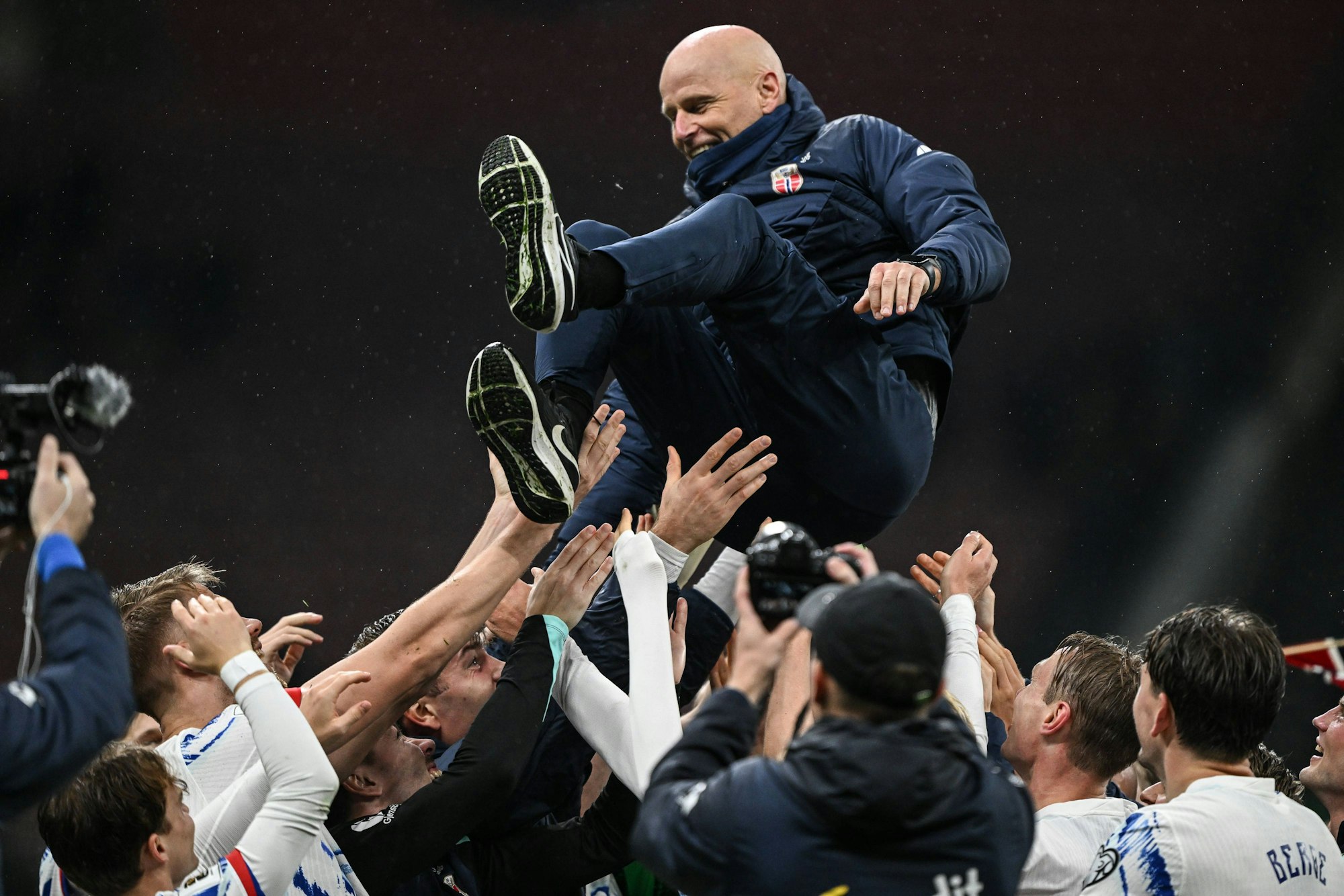 Stale Solbakken wird von seinen Spielern gefeiert.