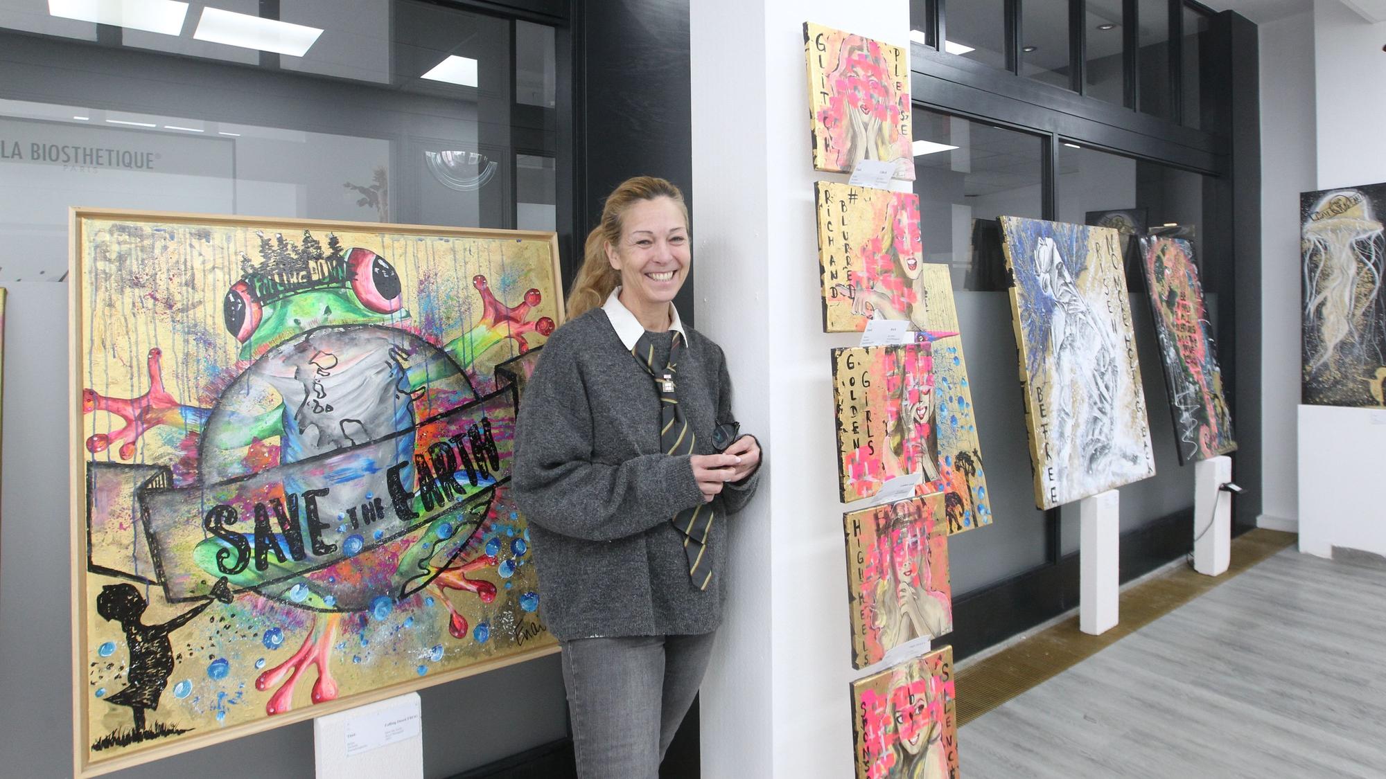 In Troisdorf in der Alten Poststraße 8 stellte Christiane Gerdesmeyer rund 30 Kunstwerke bis Ende des Jahres aus. Eigentlich ist sie Lehrerin für Naturwissenschaften, doch in den vergangenen Jahren hat sie ihr Hobby intensiviert.