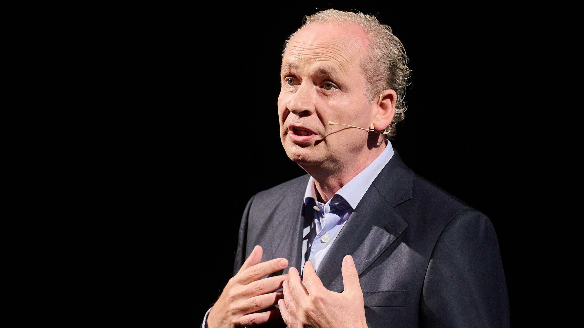 Schriftsteller Ferdinand von Schirach thematisiert bei Caren Miosga falsche Versprechen von Politikern - und bringt eigene Ideen ins Spiel.