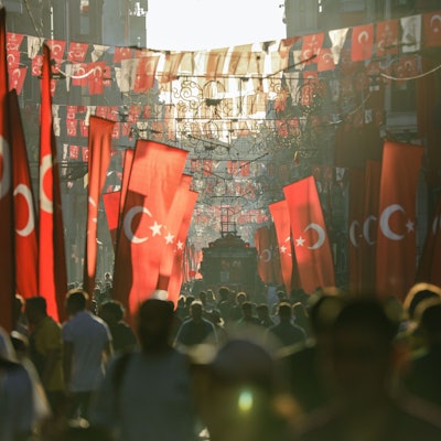 Das Bild zeigt die Istiklal-Einkaufsstraße in Istanbul. Foto: Ibrahim Oner/Zuma Press/dpa