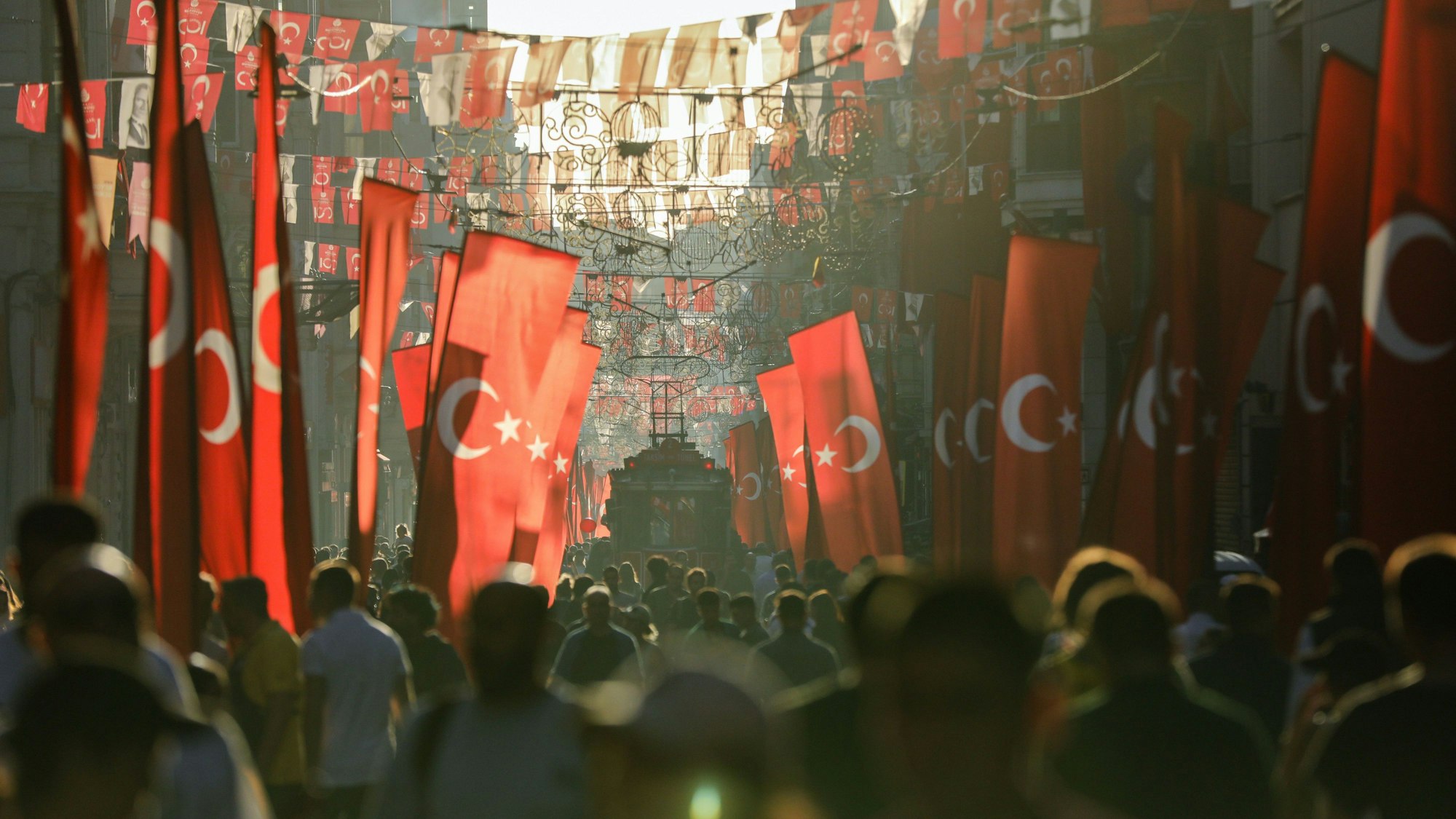Das Bild zeigt die Istiklal-Einkaufsstraße in Istanbul. Foto: Ibrahim Oner/Zuma Press/dpa